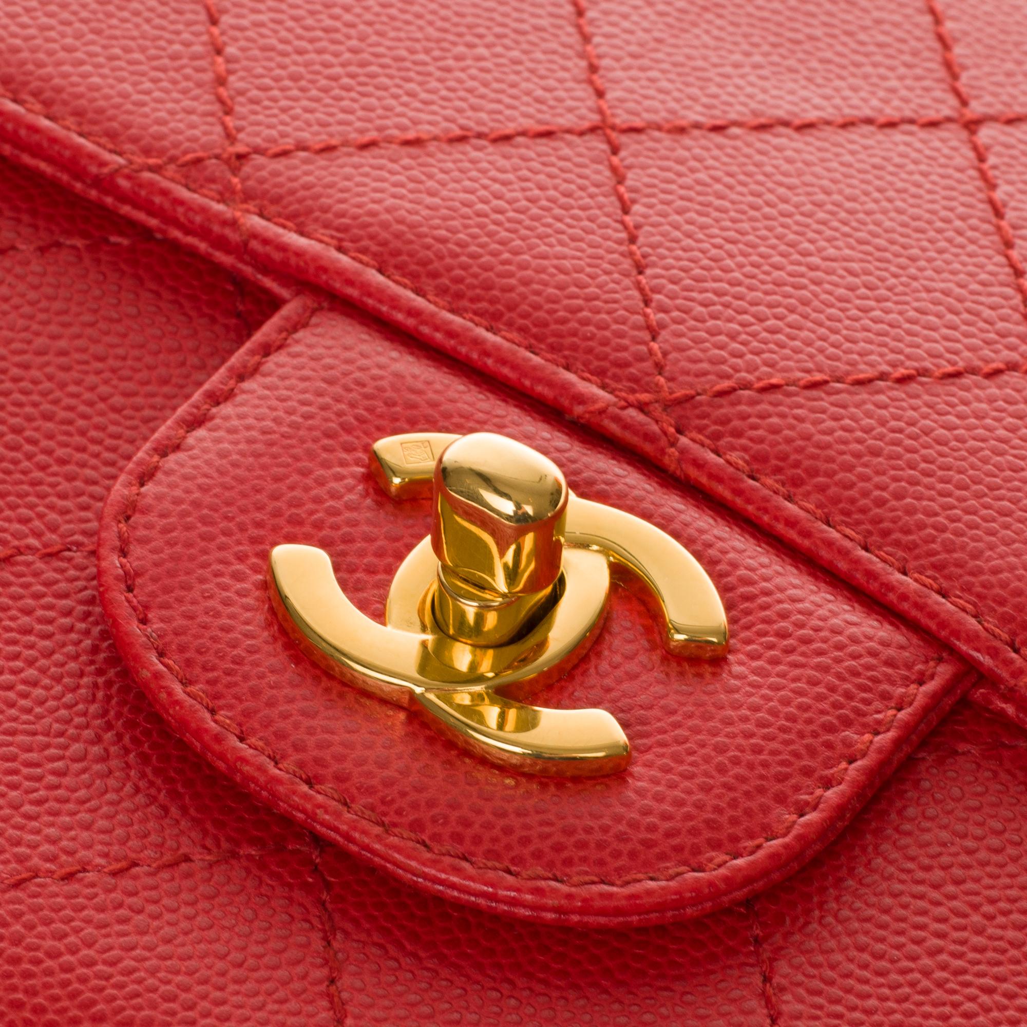 Chanel Timeless 25cm crossbody handbag in red padded caviar leather, GHW In Excellent Condition In Paris, IDF