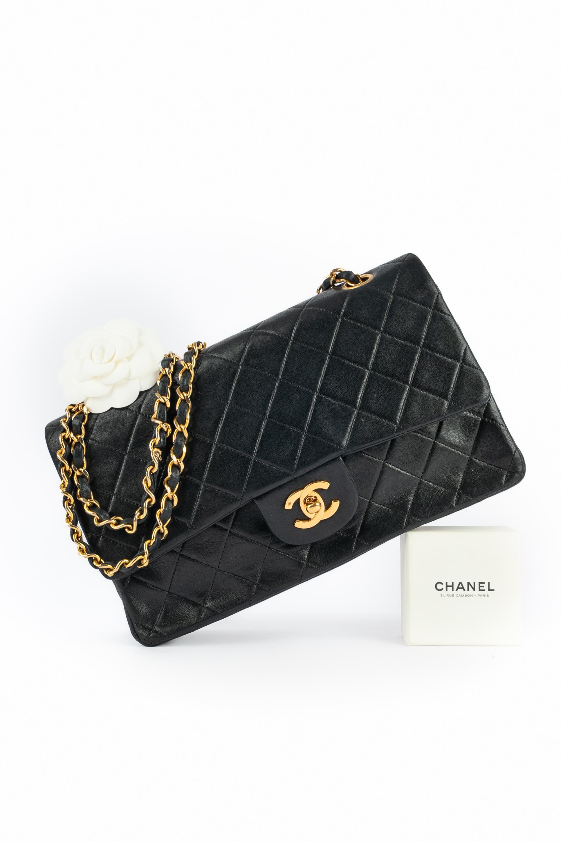 CHANEL - (Made in France) Bolso atemporal acolchado de piel de cordero negra con asa de cadena de metal dorado. Pieza con número de serie. Colección 1989/1991 bajo la dirección artística de Karl Lagerfeld.

Estado:
Muy buen