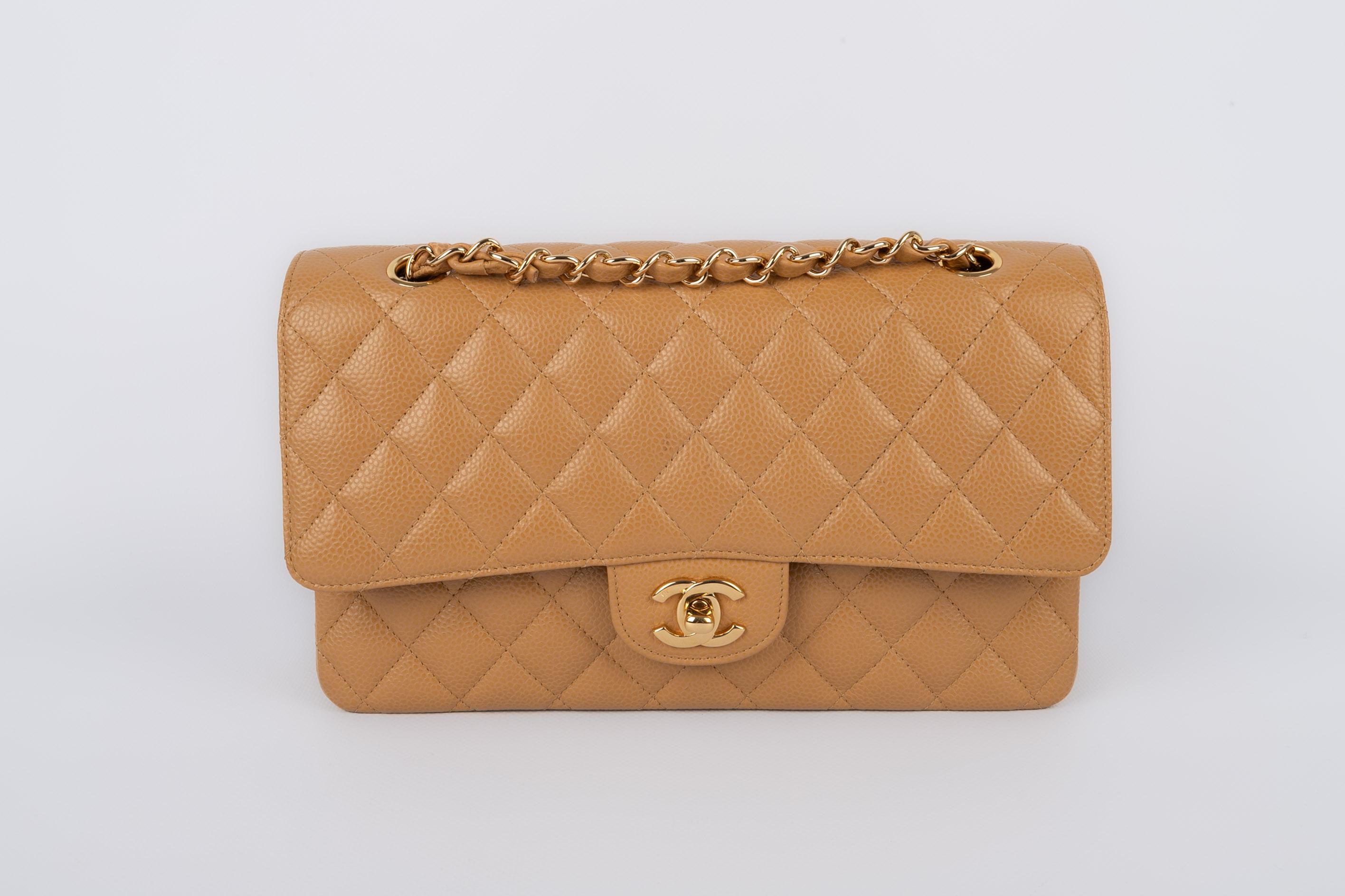 CHANEL - (Made in France) Camel quilted grain leather Timeless bag with golden metal elements. Bag with a serial number. 2006/2008 Collection.

Condition:
Very good condition

Dimensions:
Length: 25 cm - Height: 16 cm - Depth: 6 cm - Handle length: