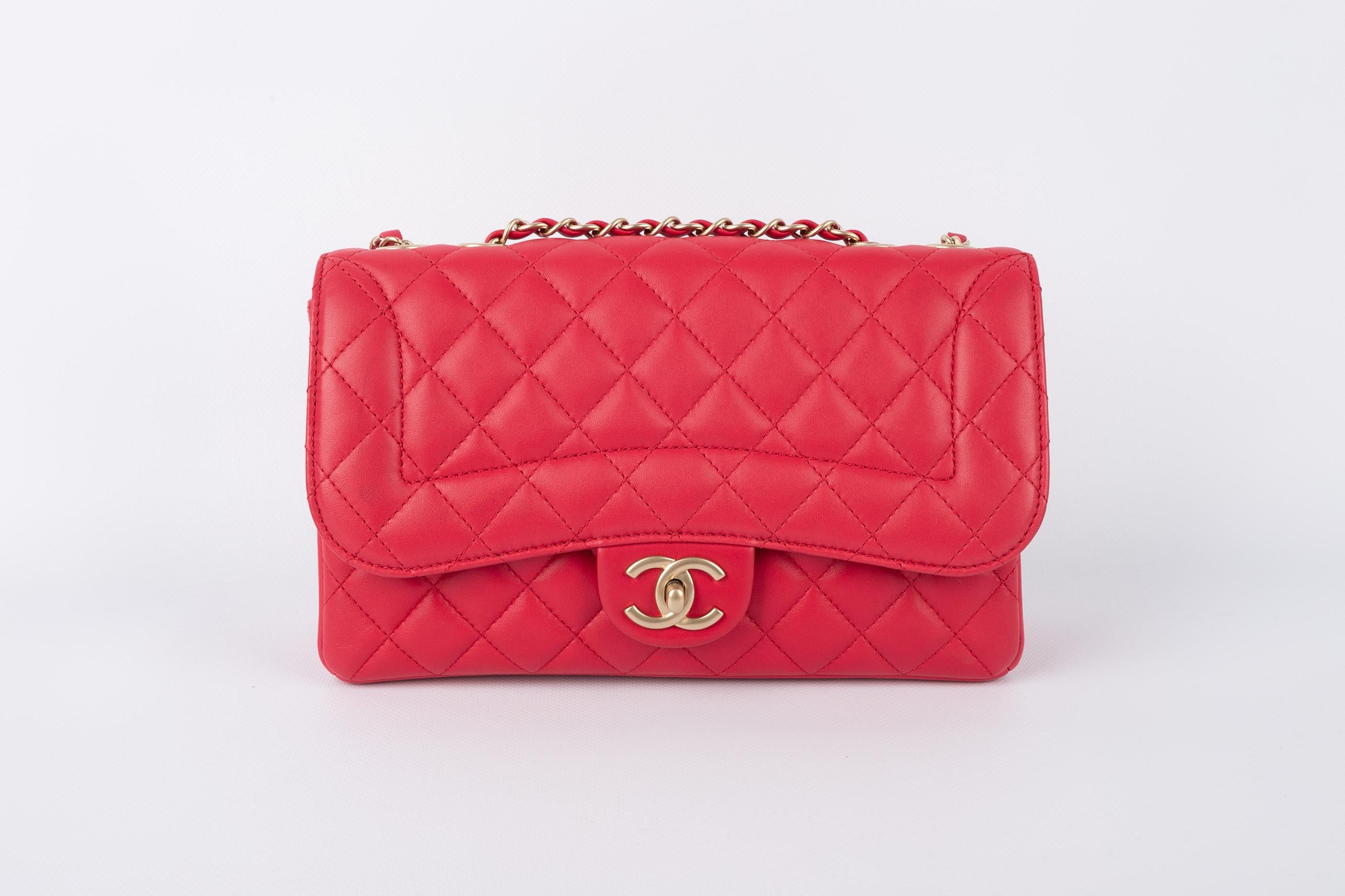 CHANEL - (Made in Italy) Quilted cherry-colored leather Timeless bag with golden metal elements. Bag with a serial number. 2015/2016 Collection. The bag was bought during the 2020 private sales.

Condition:
Very good condition

Dimensions:
Length: