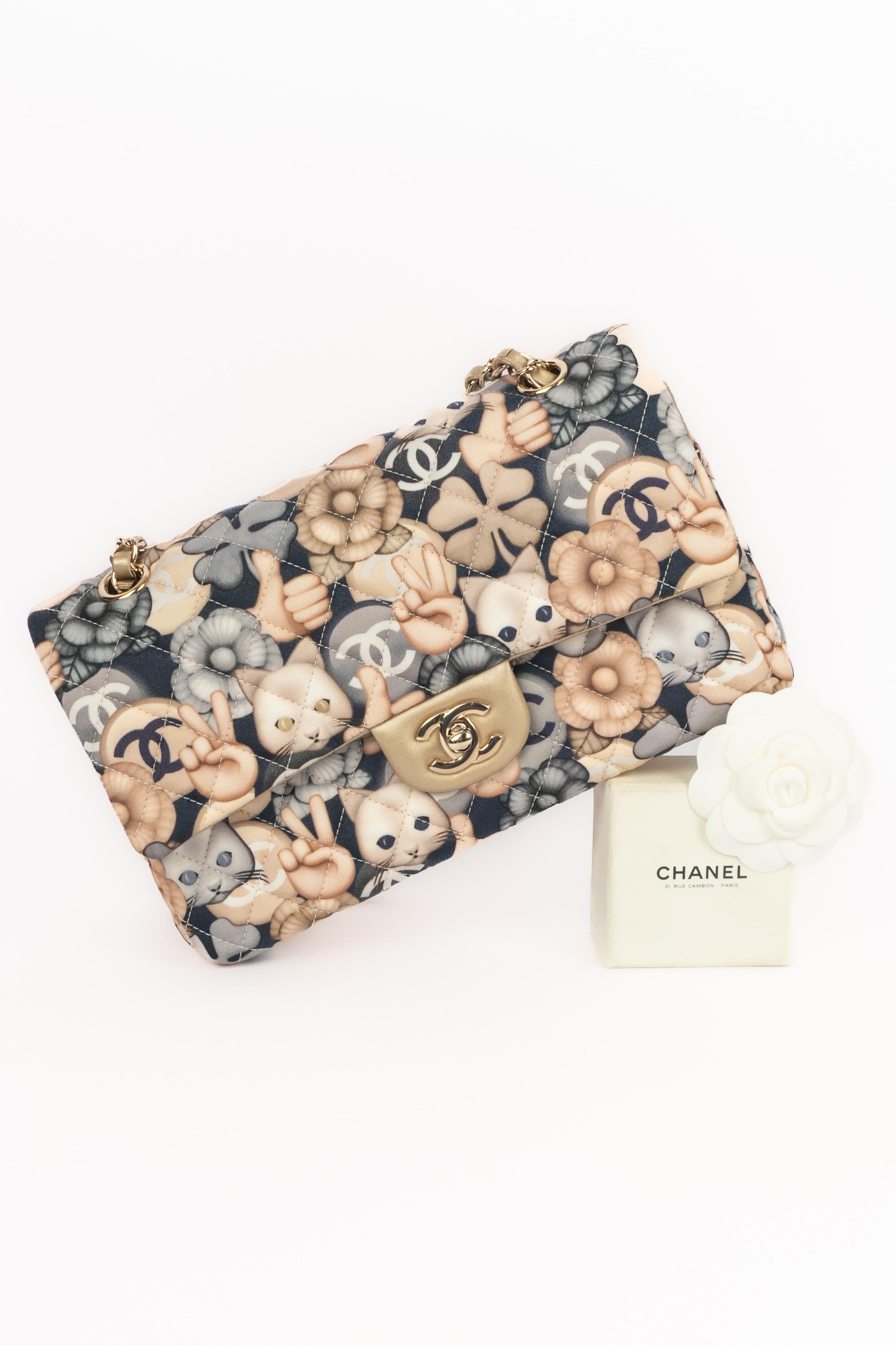 CHANEL - (Made in Italy) Leather and nylon Timeless bag with flower and cat pattern. 2016 Fall-Winter Limited Edition under the artistic direction of Karl Lagerfeld.

Condition:
Very good condition

Dimensions:
Length: 24 cm - Height: 17 cm - Width: