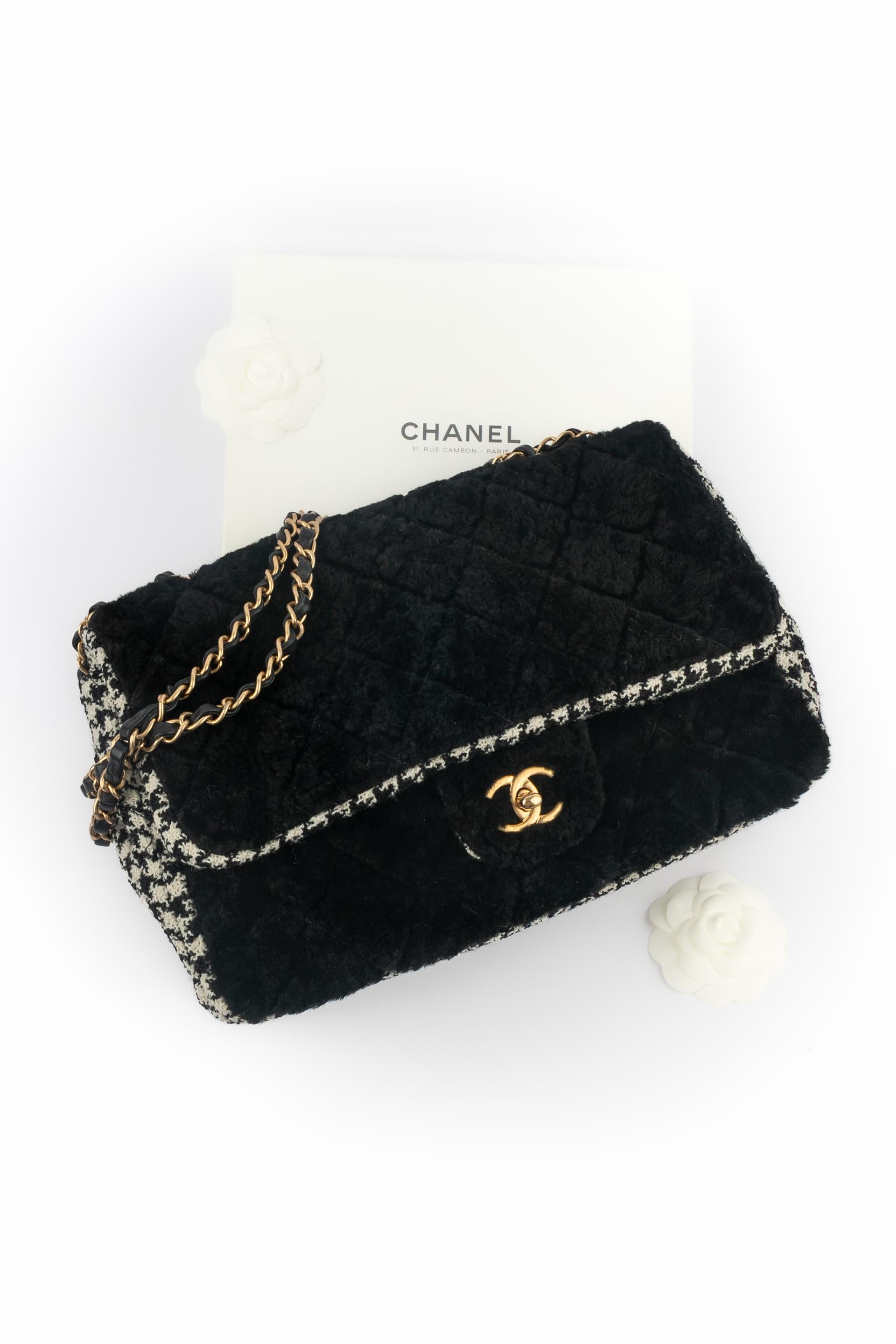 CHANEL - (Made in France) Schwarze, gesteppte Tasche aus zeitlosem Kunstpelz und Tweed mit Hahnentritt-Muster. Goldener Kettenriemen aus Metall, verflochten mit schwarzem Leder. Stück mit einer Seriennummer und einer Echtheitskarte. A 2020 Limited