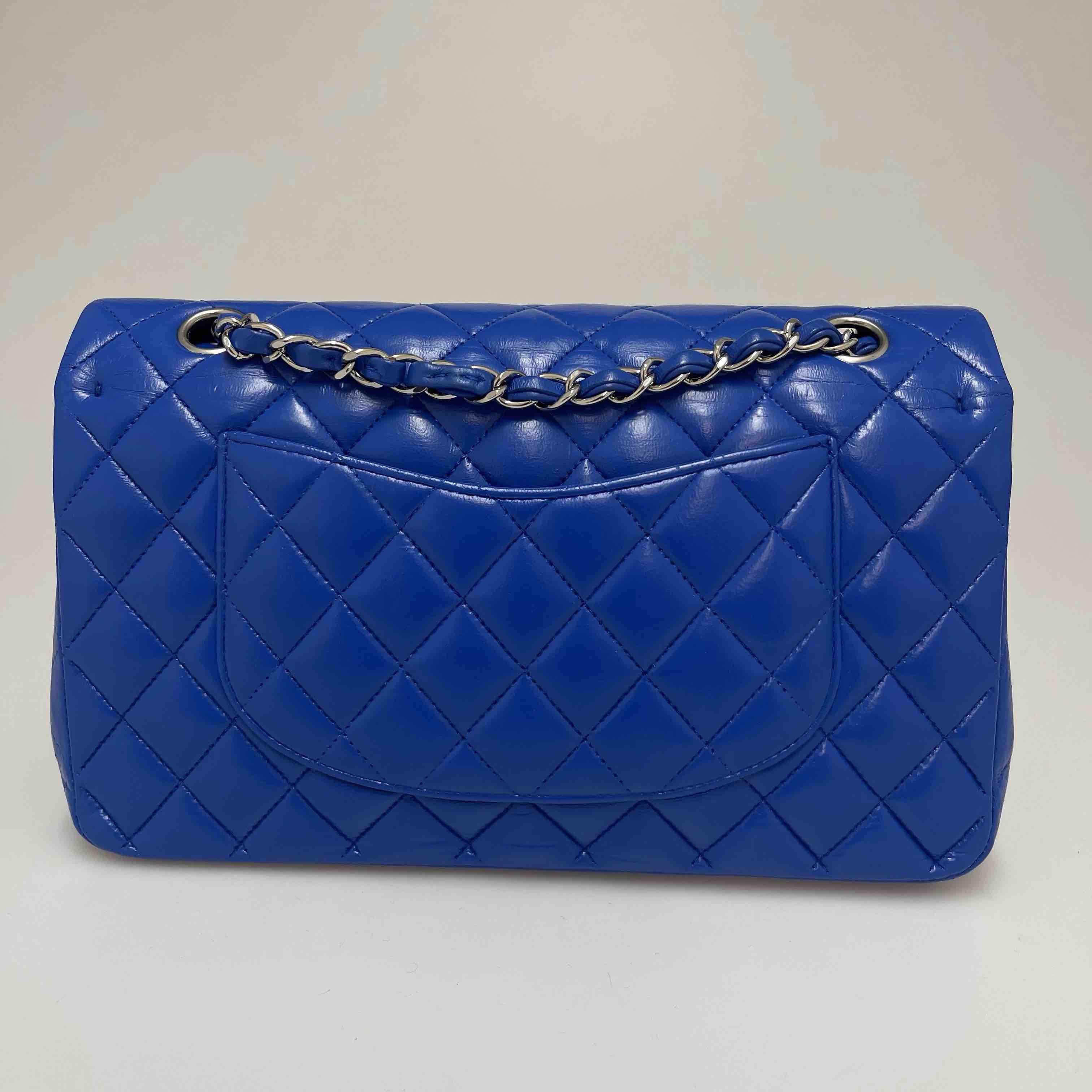 Timeless CHANEL Bag in Blue Lambskin. The hardware is in silver metal. Blue leather lining
In very good condition.
Made in France.
Size: 25.5 x 16 x 7cm
Shoulder strap: single 90 cm, double 50 cm
Hologram: 1327...
Year 2012
Authenticity card: