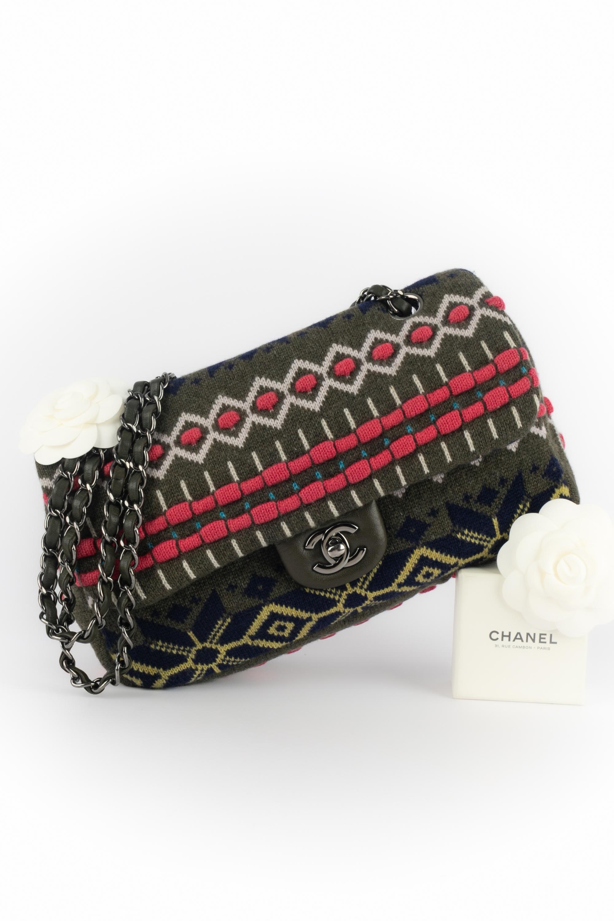 CHANEL - (Made in France) Borsa classica/antica in pelle e cashmere con patta. Collezione 2015 Artistics Paris Salzburg sotto la direzione artistica di Karl Lagerfeld.

Condizioni:
Ottime condizioni

Dimensioni:
Altezza: 17 cm - Larghezza: 26 cm -
