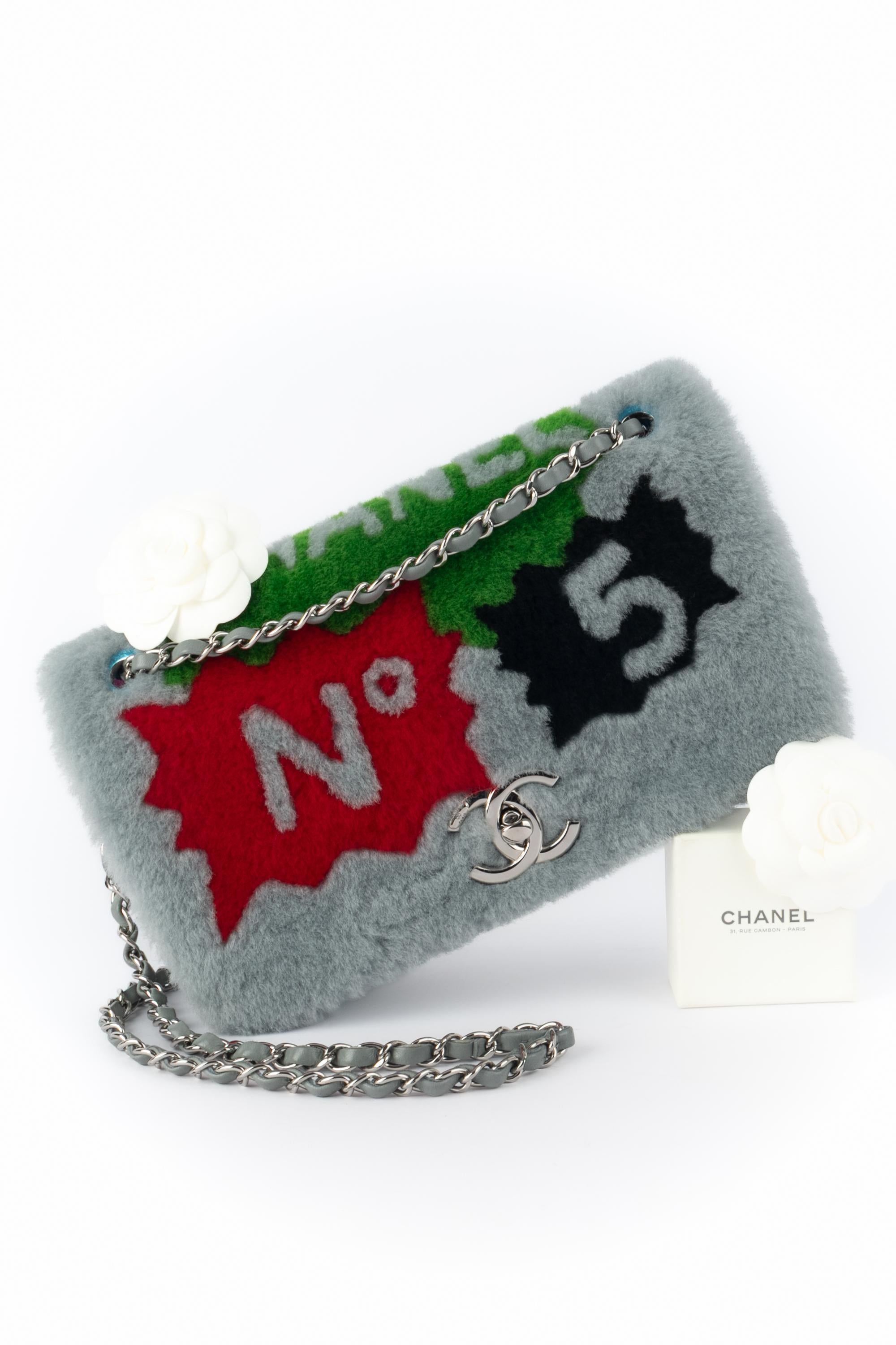 CHANEL - (Fabriqué en Italie) Sac intemporel en cuir d'agneau gris surmonté de fausse fourrure dans les tons gris, vert, rouge et noir. Anse en chaîne en métal argenté entrelacée de cuir. Pièce portant un numéro de série. Sac provenant d'une vente