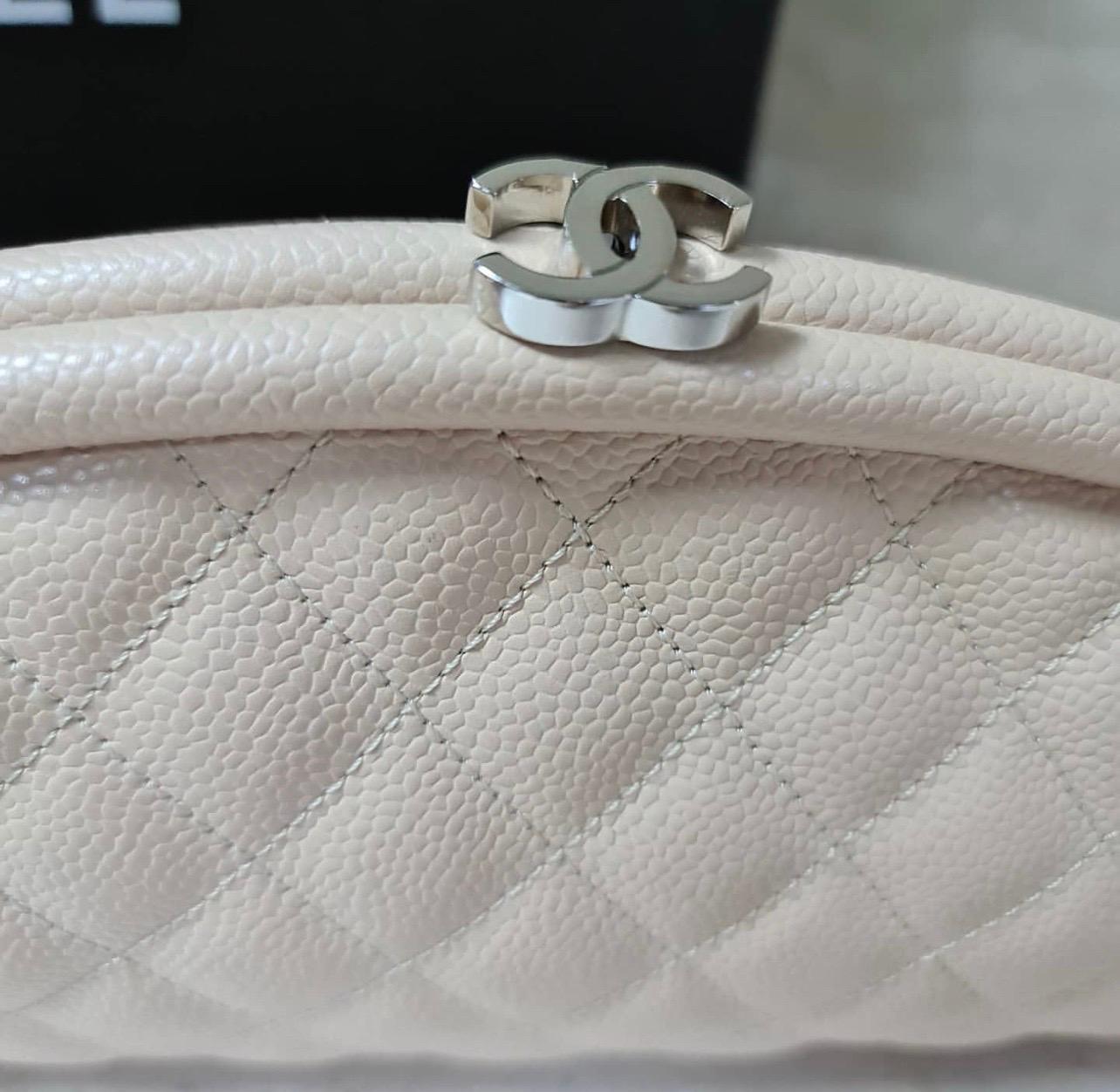 This Chanel Timeless CC Clutch is made of quilted caviar leather and silver hardware. Double CC kisslock closure. Leather lined. One interior zip pocket.

 11”L x 6”H x 2.5”D

Very good condition.

Comes with dust bag.

For buyers from EU we can
