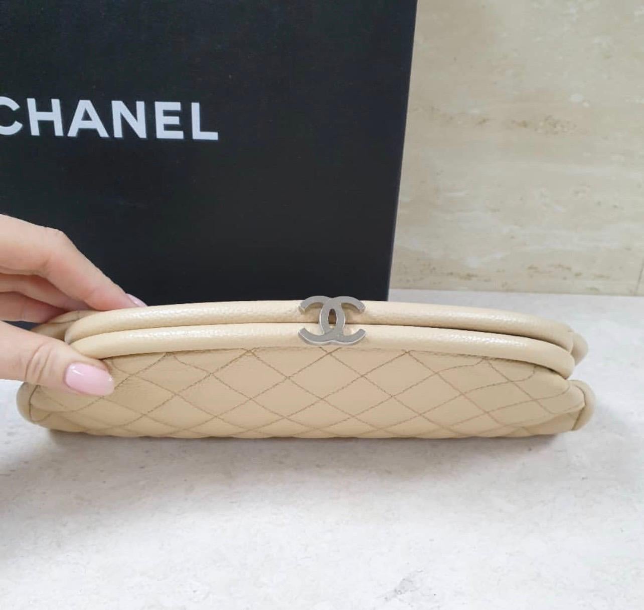 This Chanel Timeless CC Clutch is made of quilted caviar leather and silver hardware. Double CC kisslock closure. Leather lined. One interior zip pocket.

 11”L x 6”H x 2.5”D

Very good condition.

No original packaging.

For buyers from EU we can
