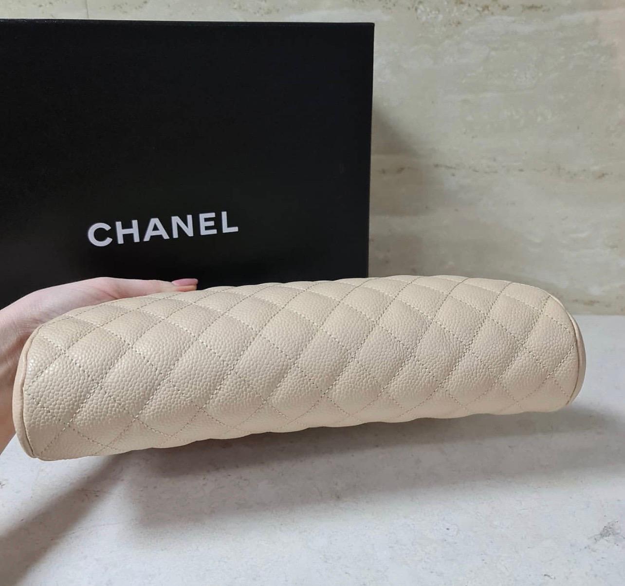 Chanel Timeless Beige CC Quilted Caviar Clutch In Excellent Condition In Krakow, PL
