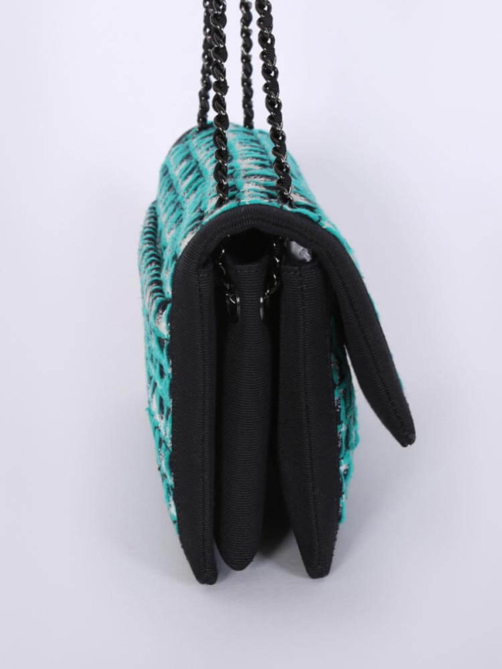 Chanel 2016 Intemporal Negro Verde y Blanco Tweed Pata de gallo Bolso Crossbody en venta 3