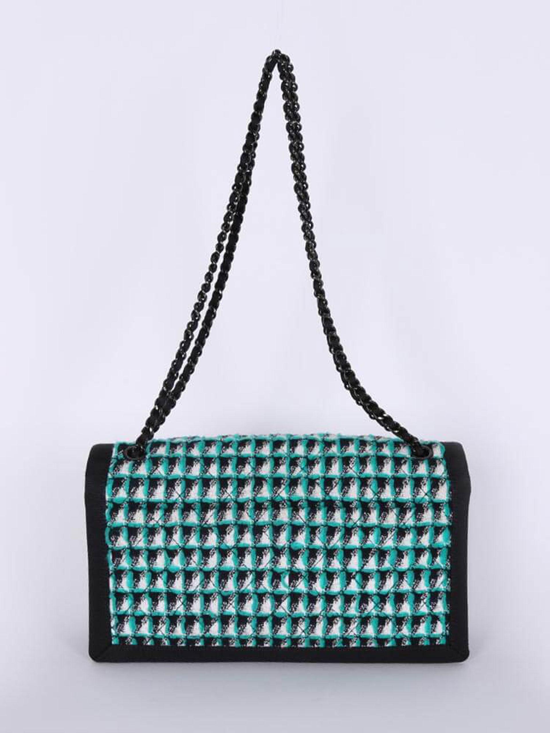 Chanel 2016 Intemporal Negro Verde y Blanco Tweed Pata de gallo Bolso Crossbody en venta 2