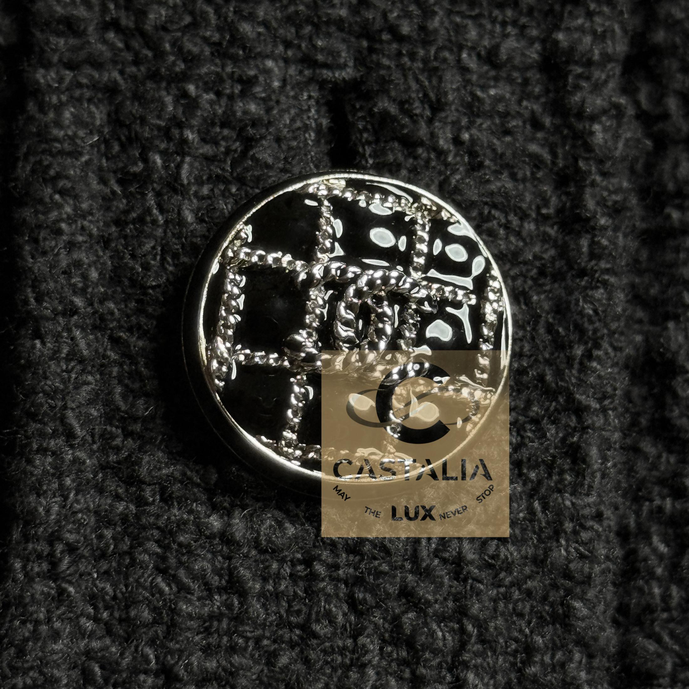 CHANEL Vestido intemporal de tweed negro con cinturón con logotipo 36 FR en venta 12