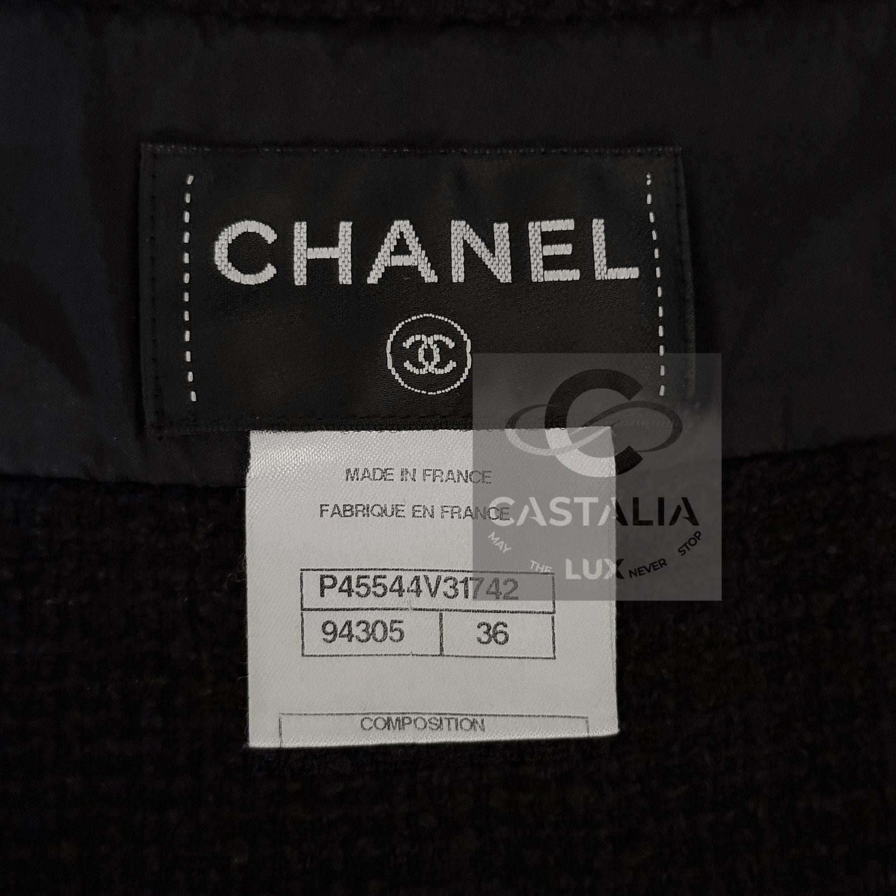 CHANEL Vestido intemporal de tweed negro con cinturón con logotipo 36 FR en venta 14