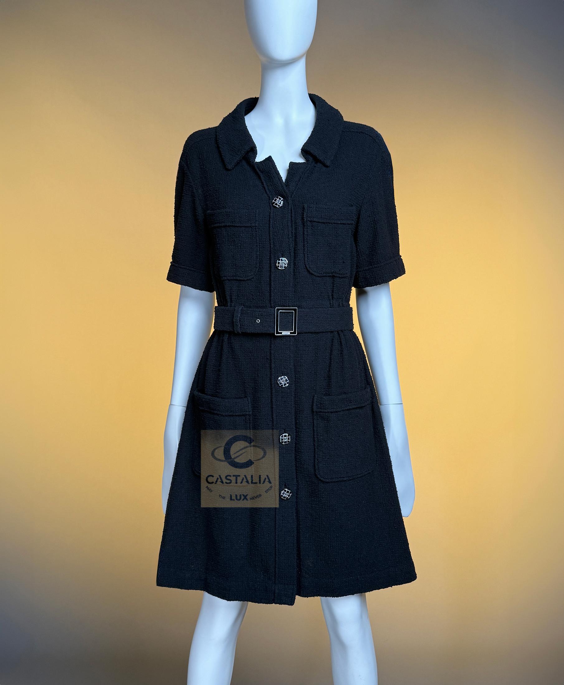 CHANEL Vestido intemporal de tweed negro con cinturón con logotipo 36 FR en venta 1