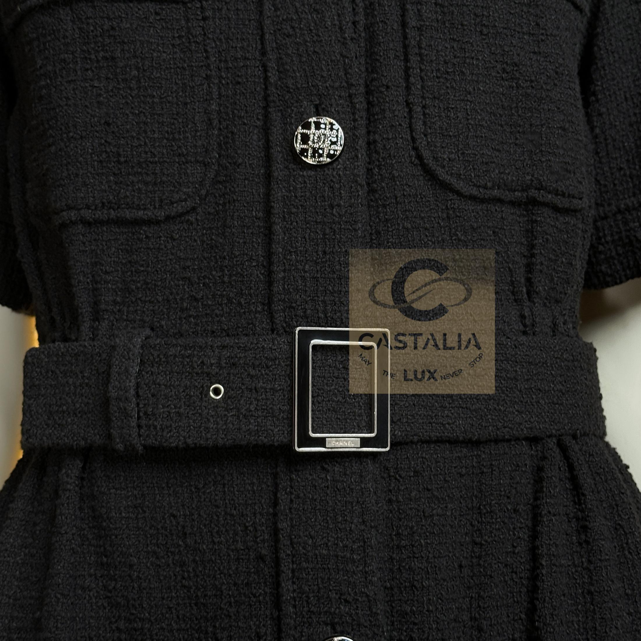 CHANEL Vestido intemporal de tweed negro con cinturón con logotipo 36 FR en venta 4