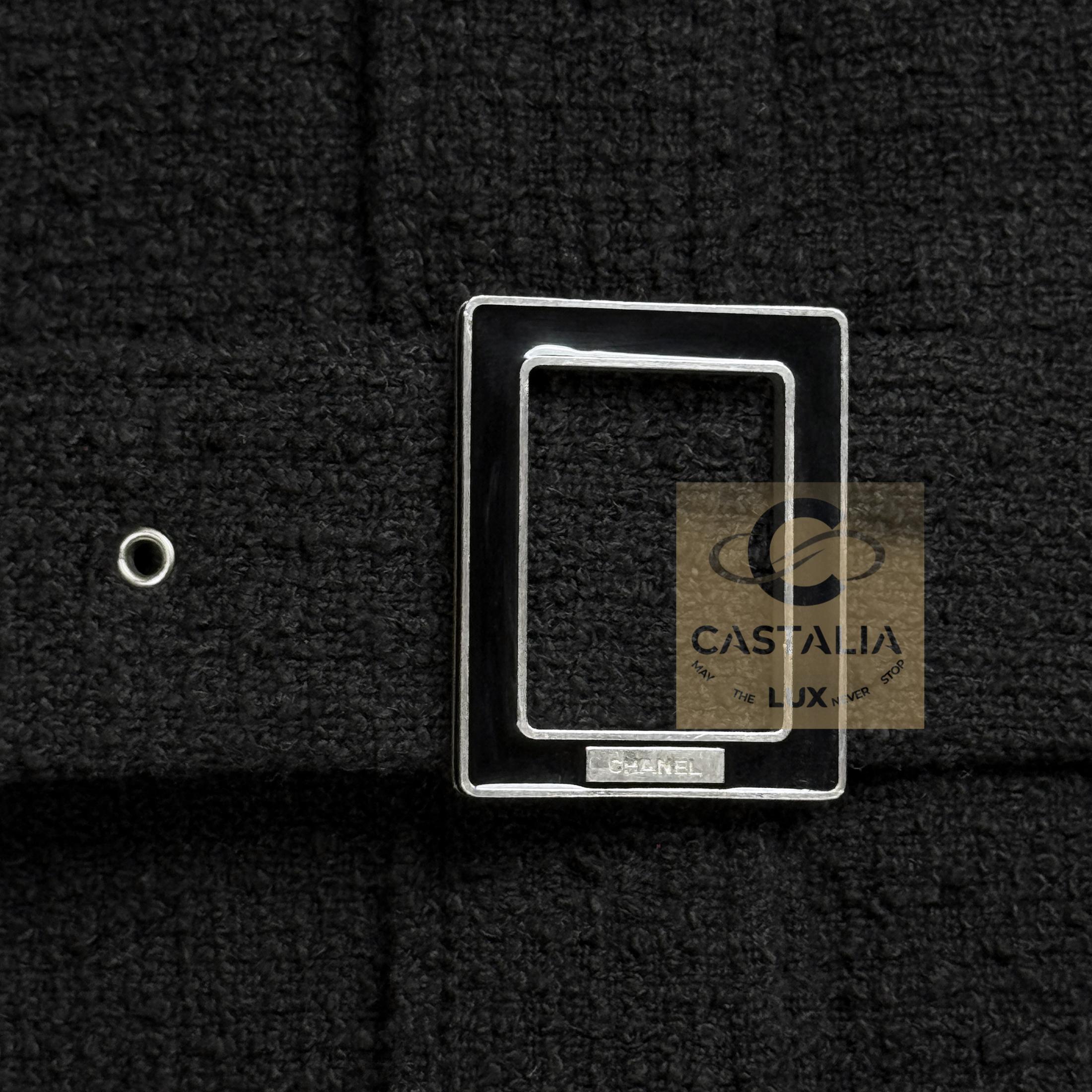CHANEL Vestido intemporal de tweed negro con cinturón con logotipo 36 FR en venta 5