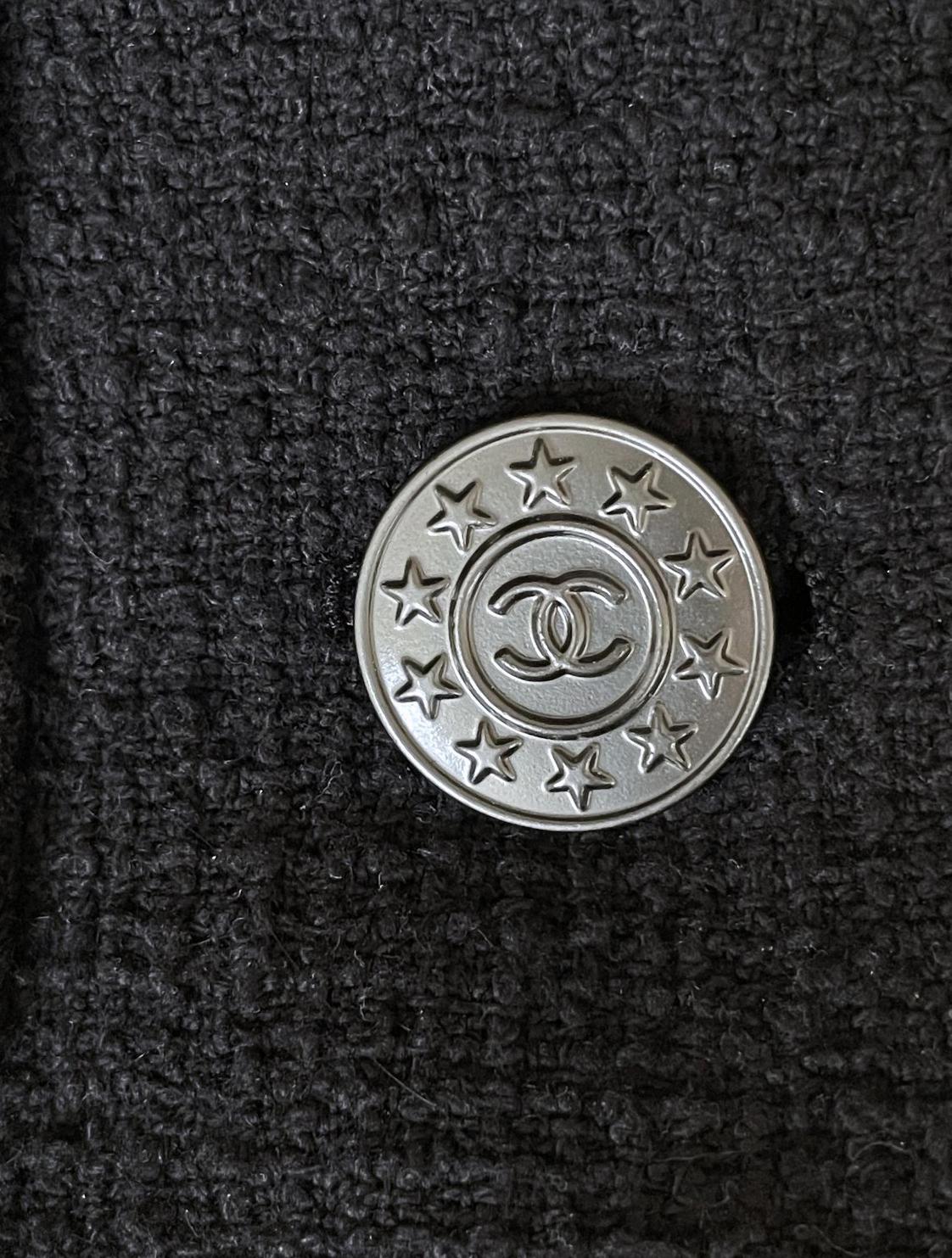Timeless Chanel little black tweed jacket in interpretation of Paris / Singapore Cruise Collection.
Size mark 50 FR. Kept unworn, condition of s a new.
- CC logo starred buttons
- tonal silk lining with camellias
- chain link at interior hem