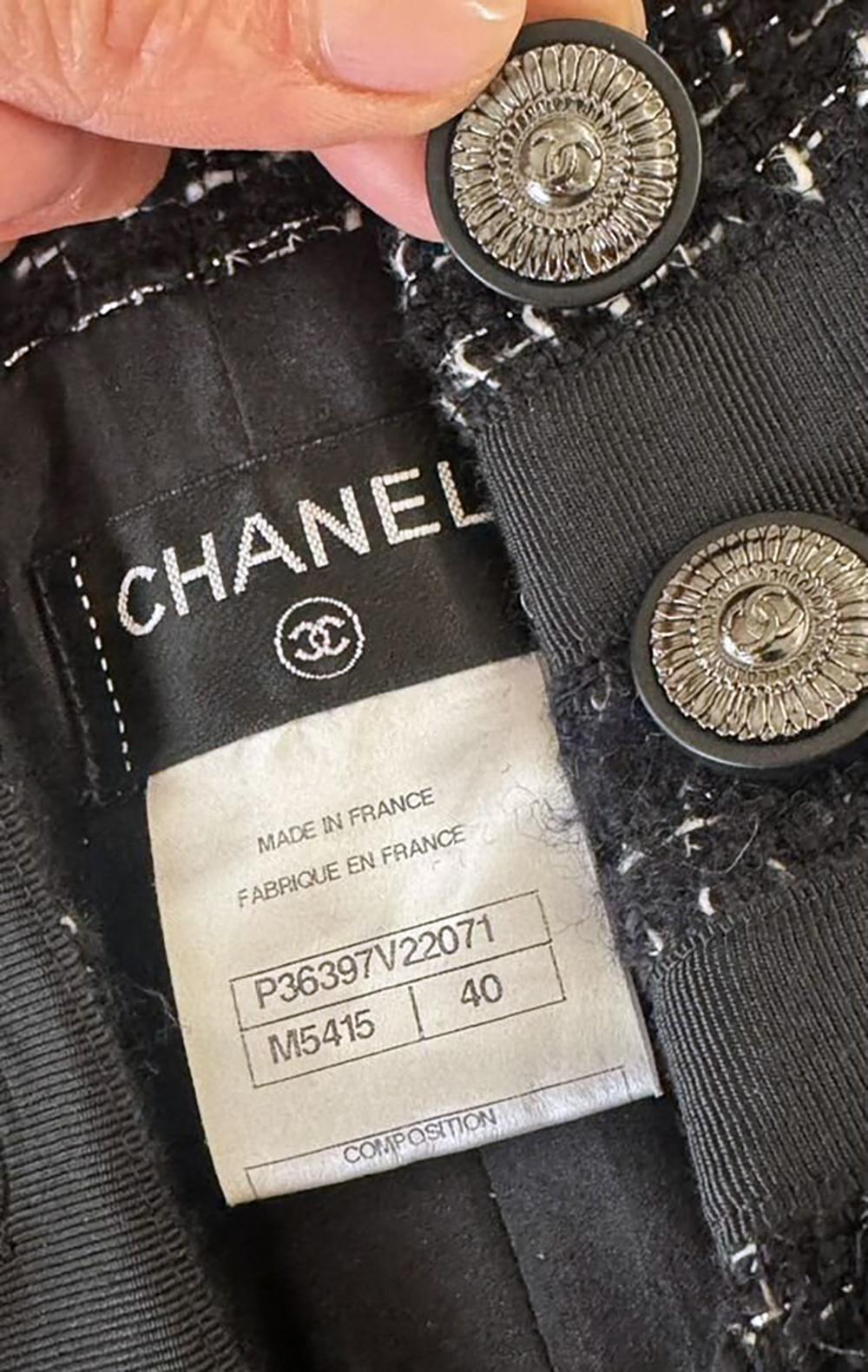 CHANEL Ensemble veste et jupe en tweed noir intemporel 40 FR en vente 5