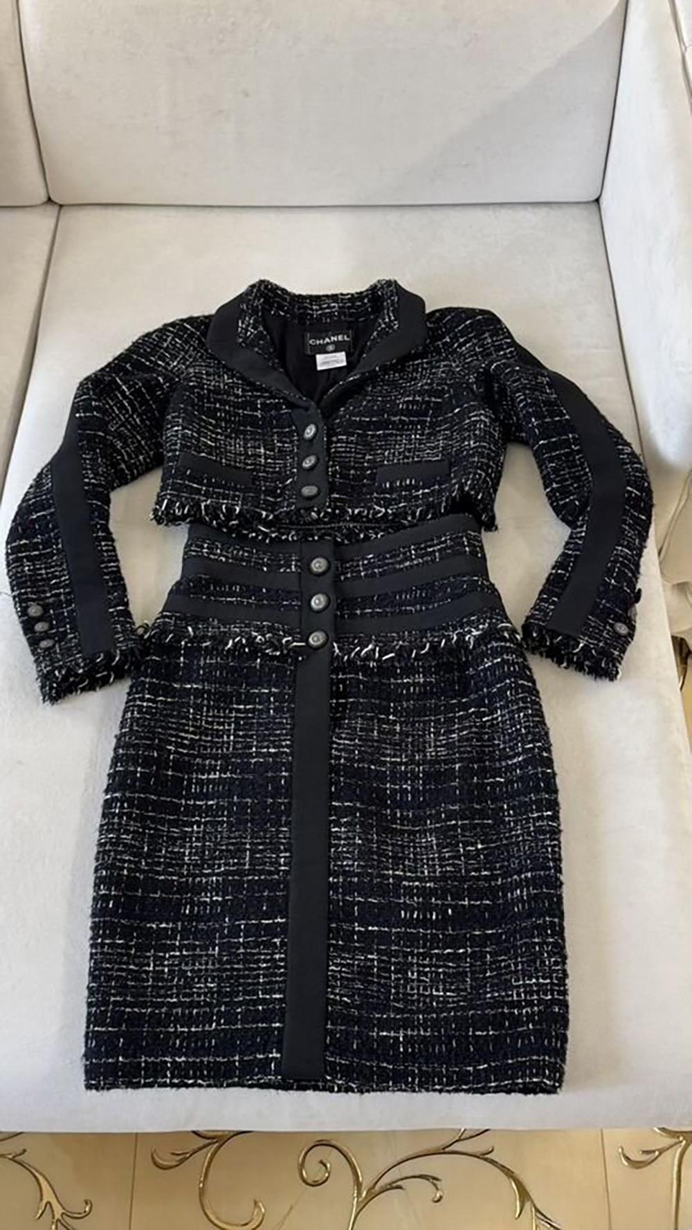 CHANEL Ensemble intemporel en tweed noir 
- La petite veste noire et la jupe - 

 Quintessence de l'élégance éternelle de Chanel, cet ensemble en tweed noir allie raffinement, structure et modernité. 

- Composée d'une veste courte et d'une jupe