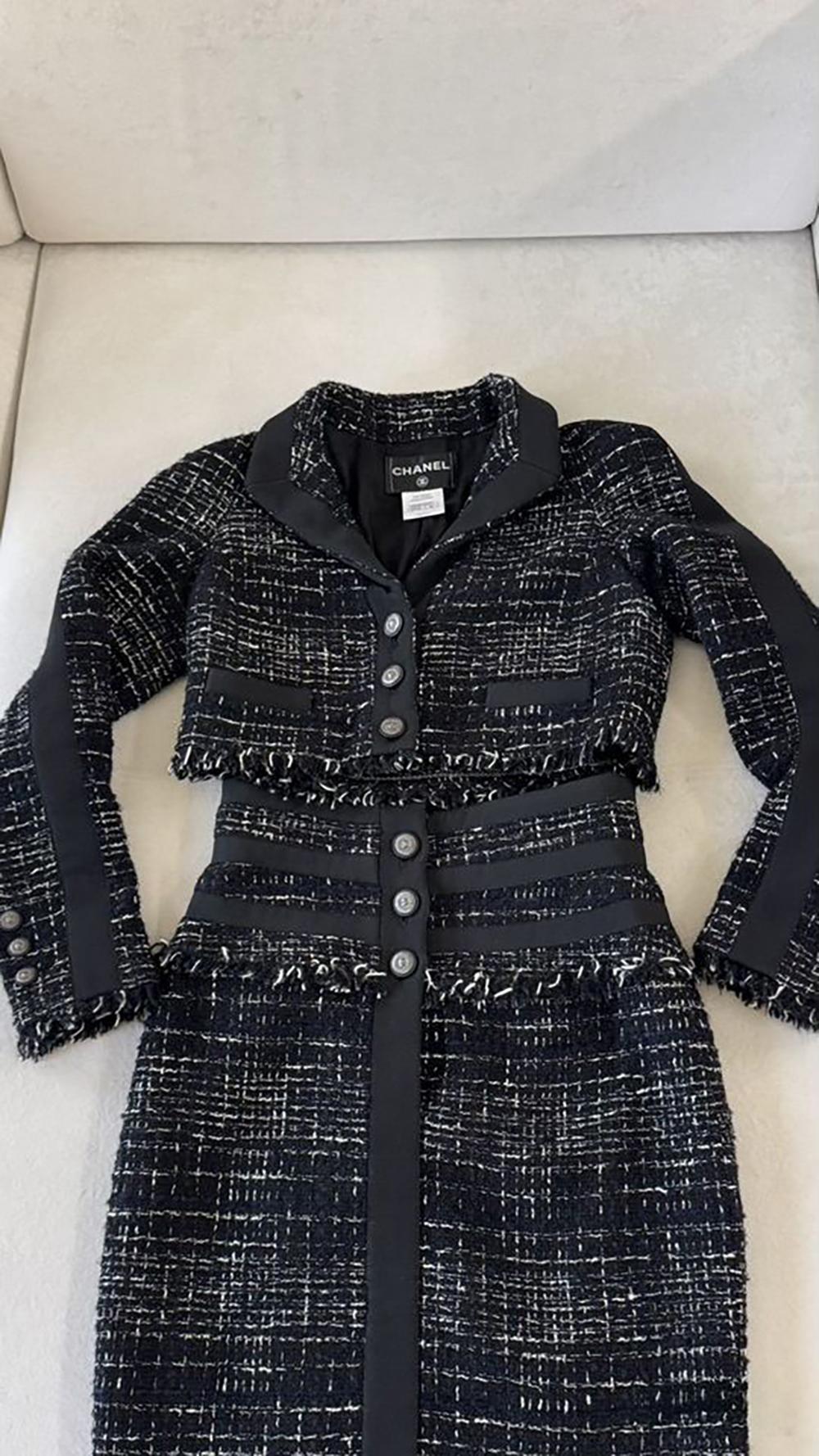 Noir CHANEL Ensemble veste et jupe en tweed noir intemporel 40 FR en vente