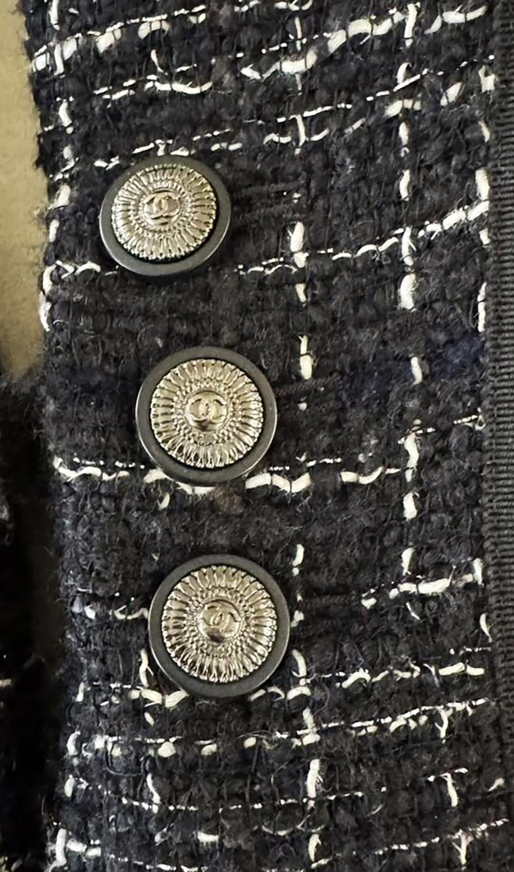 CHANEL Ensemble veste et jupe en tweed noir intemporel 40 FR Excellent état - En vente à Dubai, AE