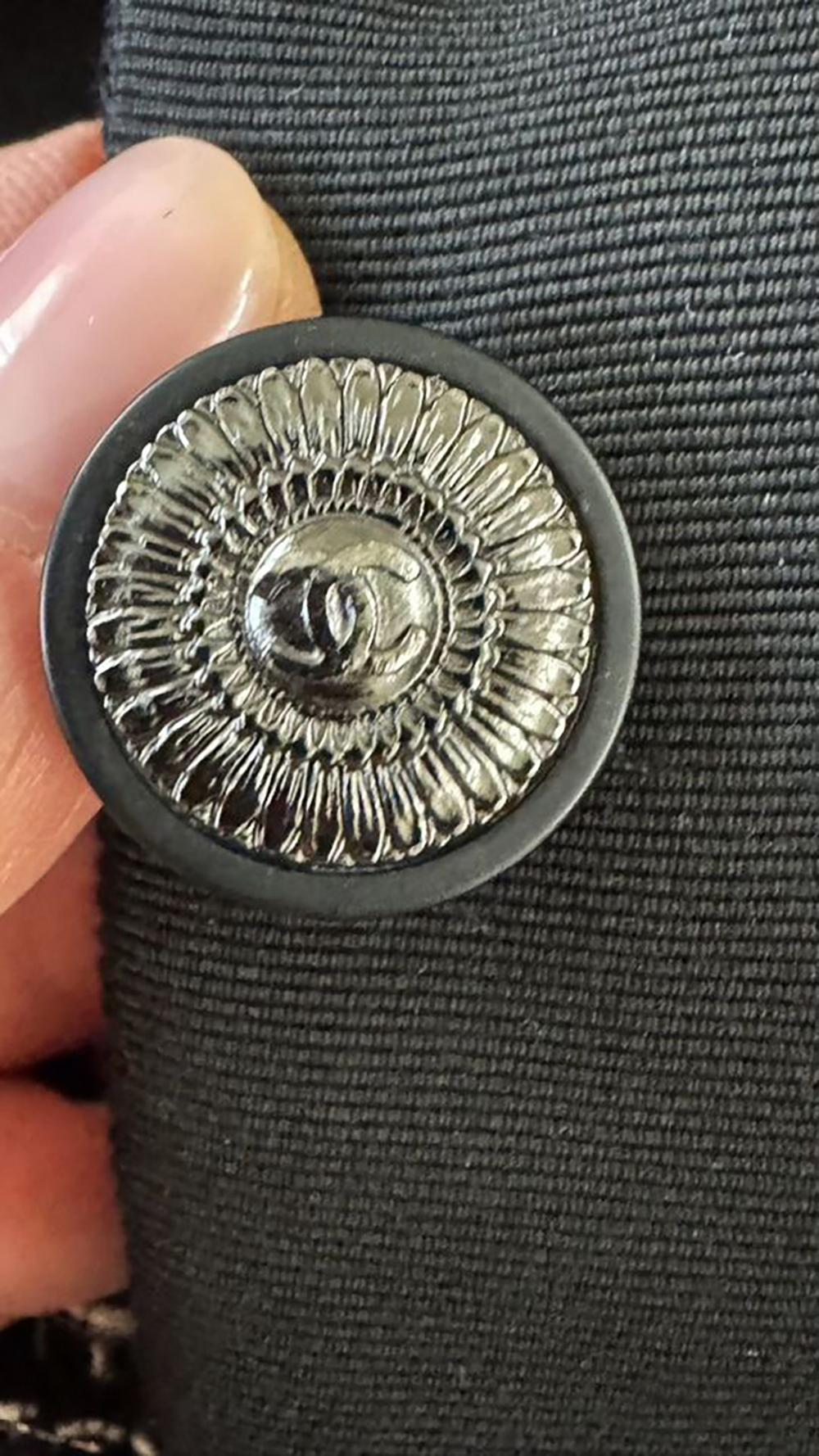 CHANEL Ensemble veste et jupe en tweed noir intemporel 40 FR Unisexe en vente