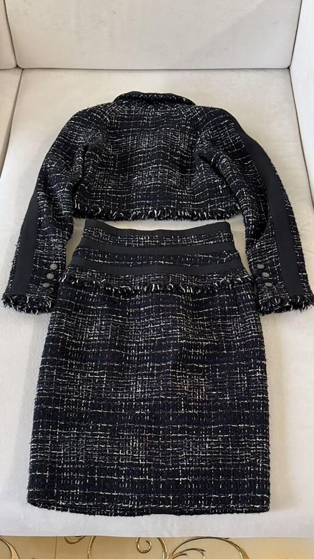 CHANEL Ensemble veste et jupe en tweed noir intemporel 40 FR en vente 1