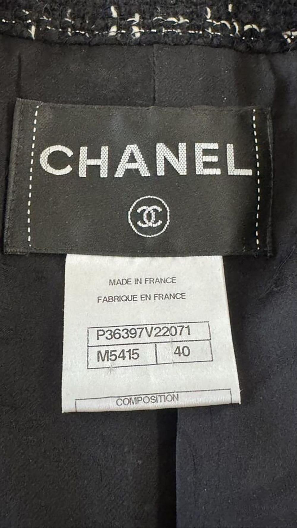 CHANEL Ensemble veste et jupe en tweed noir intemporel 40 FR en vente 3