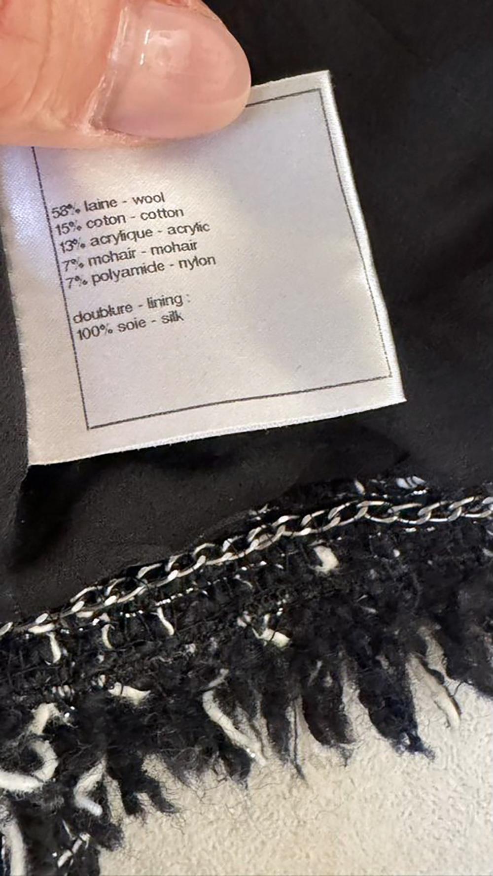 CHANEL Ensemble veste et jupe en tweed noir intemporel 40 FR en vente 4