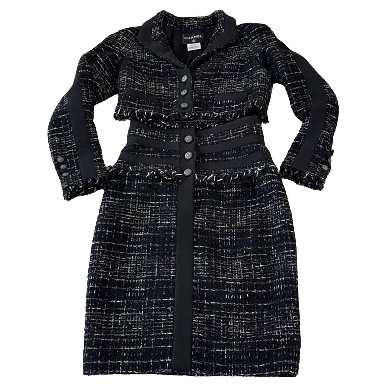 CHANEL Ensemble veste et jupe en tweed noir intemporel 40 FR