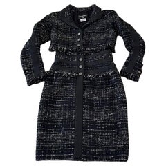 CHANEL Ensemble veste et jupe en tweed noir intemporel 40 FR