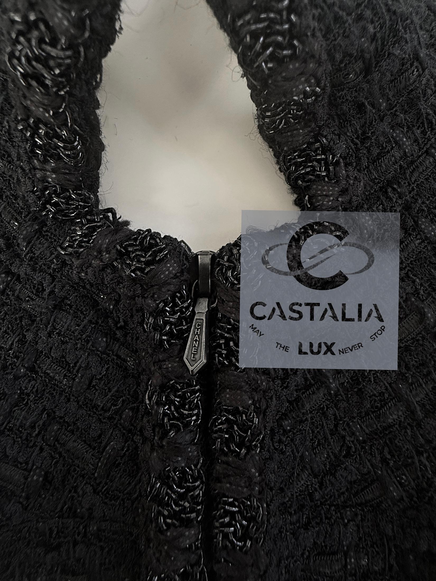 CHANEL Chaqueta intemporal de tweed negro con botones CC 44 FR en venta 5