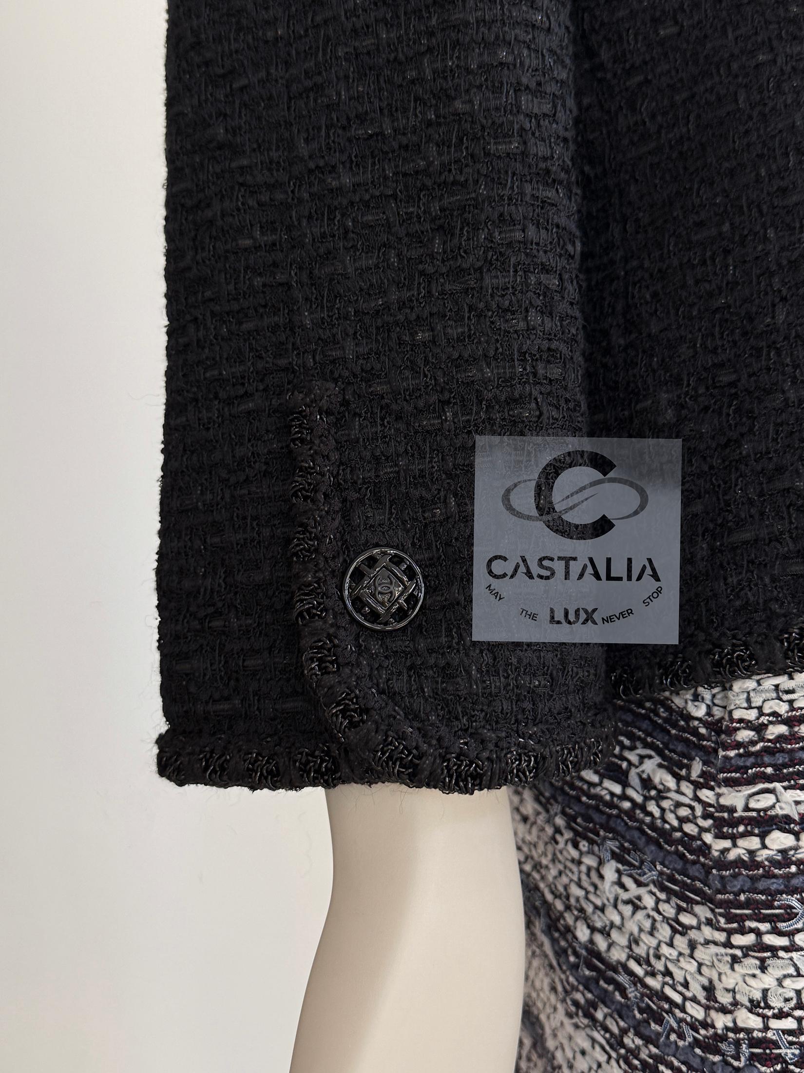 CHANEL Chaqueta intemporal de tweed negro con botones CC 44 FR en venta 6