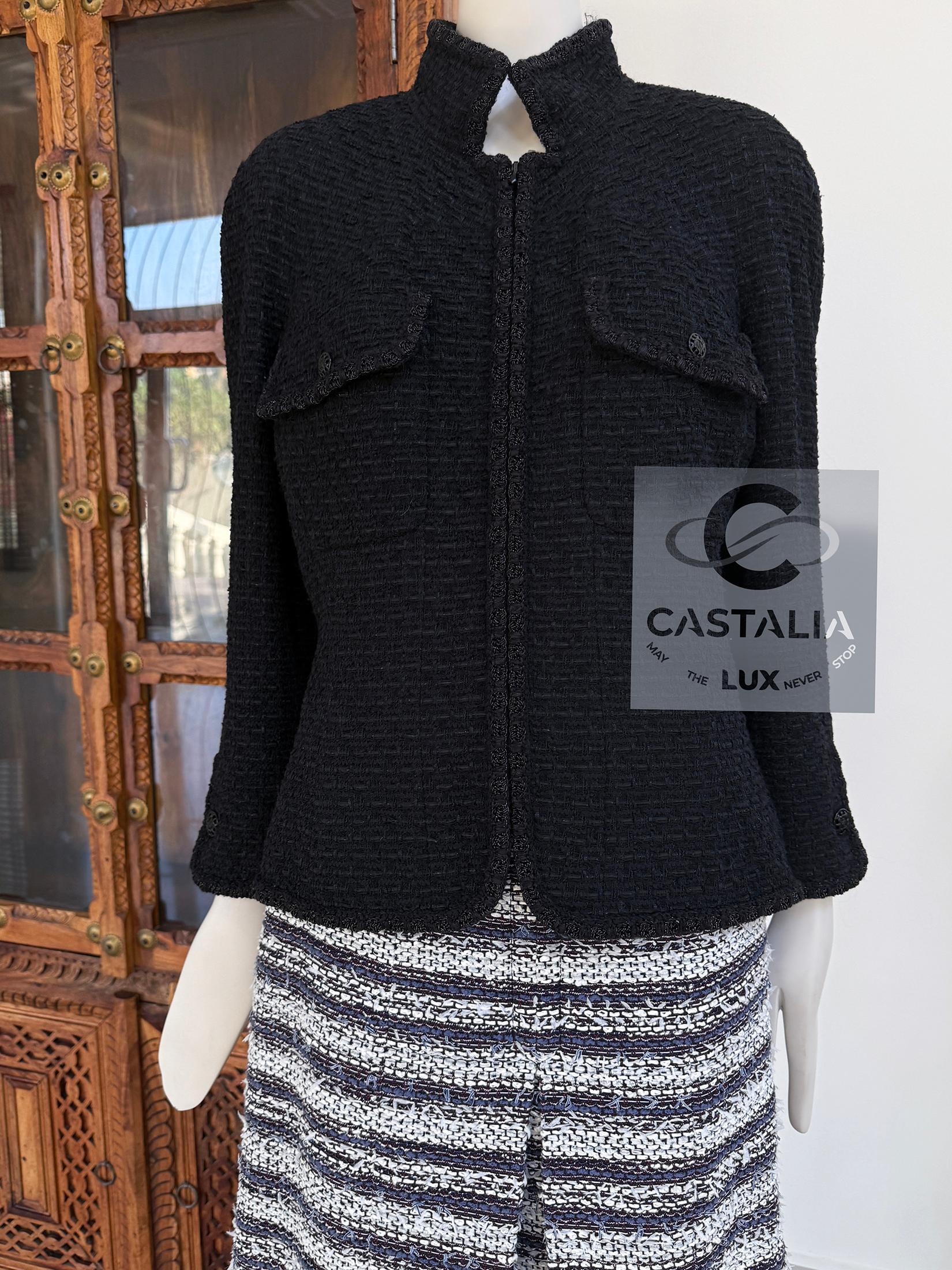 CHANEL Chaqueta intemporal de tweed negro con botones CC 44 FR en venta 7