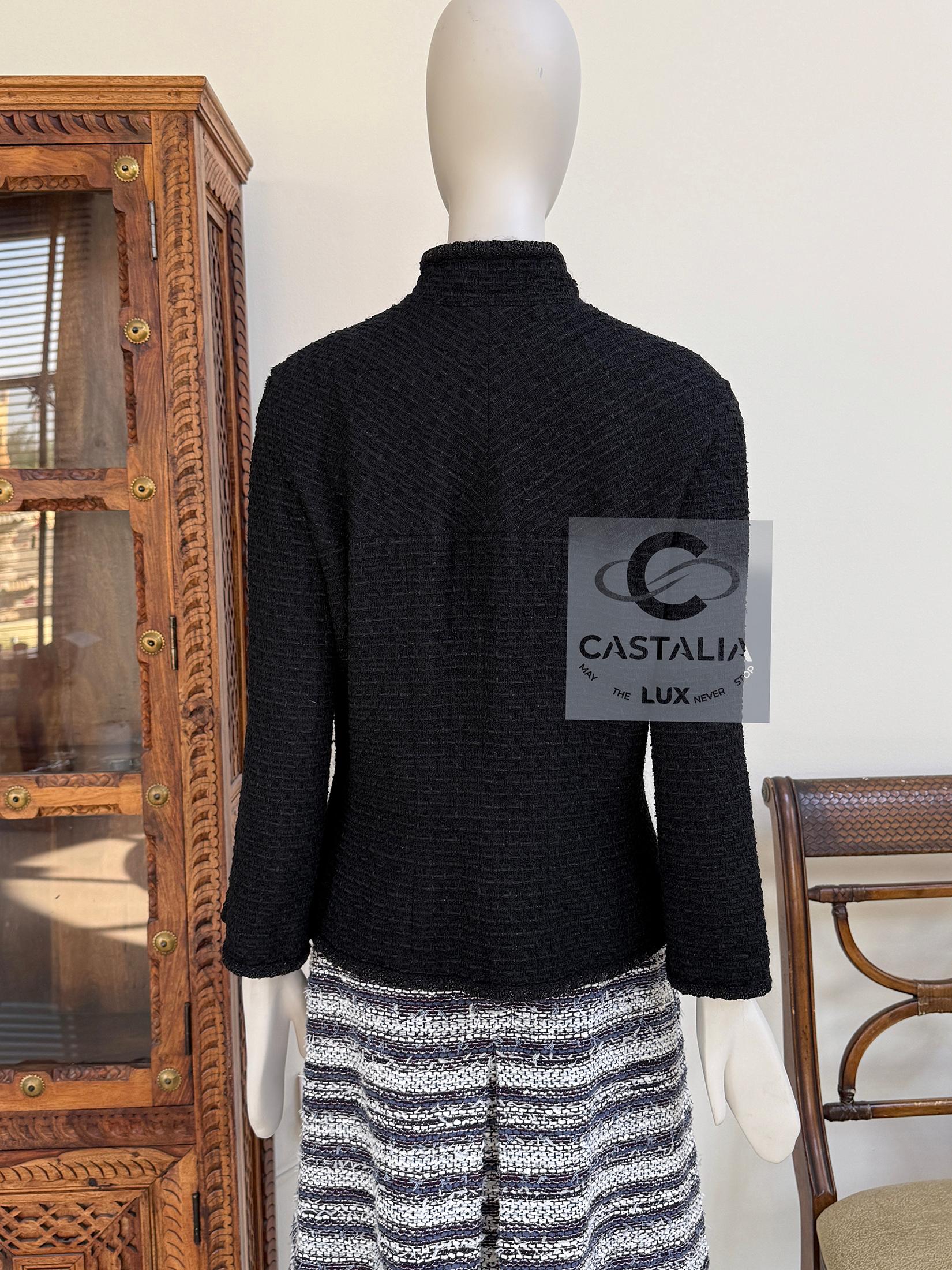 CHANEL Chaqueta intemporal de tweed negro con botones CC 44 FR en venta 8
