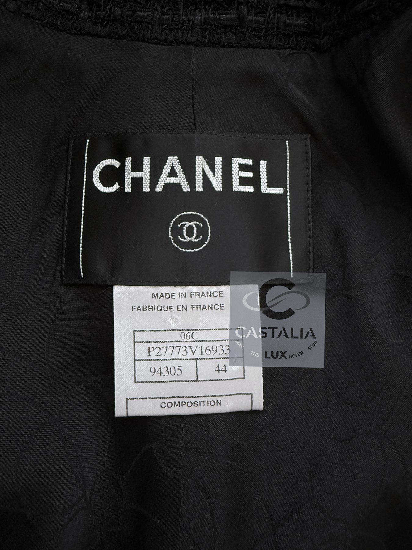CHANEL Chaqueta intemporal de tweed negro con botones CC 44 FR en venta 10