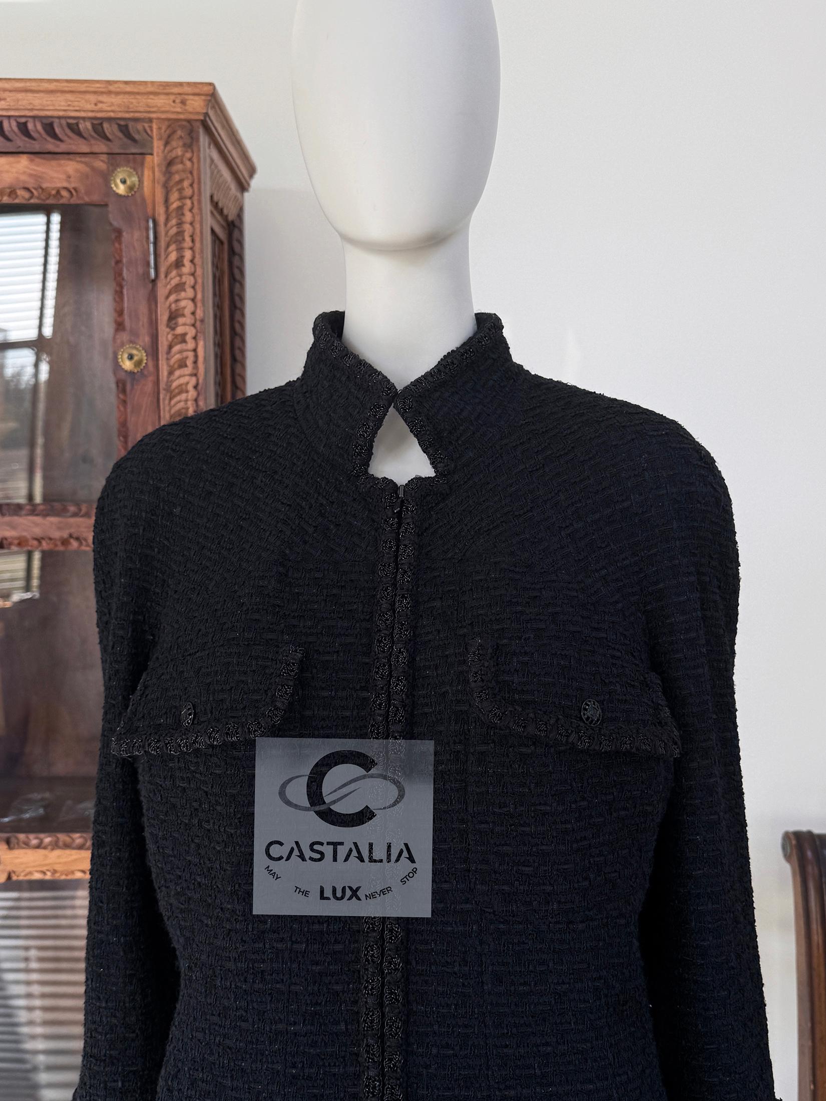 CHANEL Chaqueta intemporal de tweed negro con botones CC 44 FR en Excelente estado para la venta en Dubai, AE