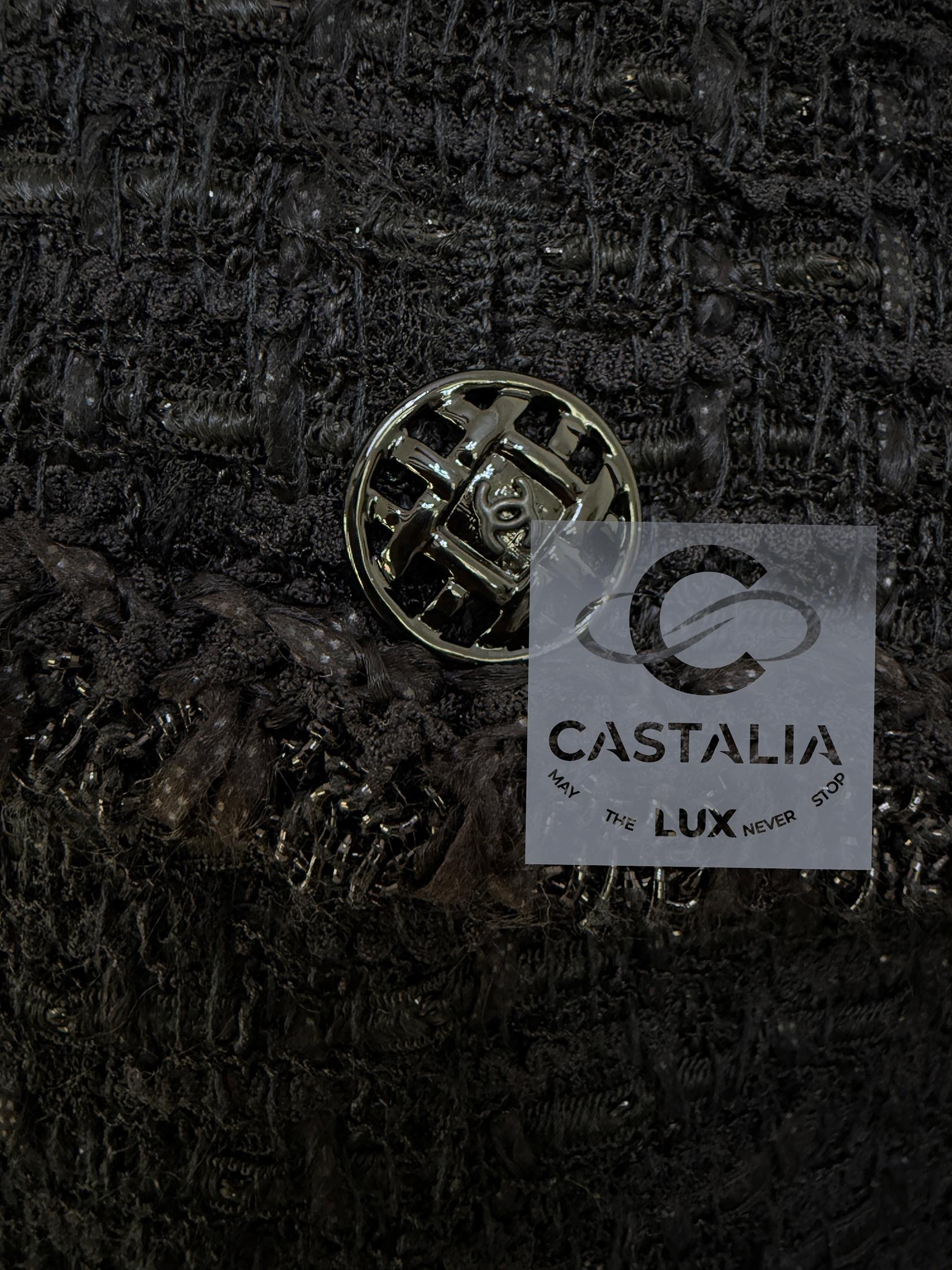 CHANEL Chaqueta intemporal de tweed negro con botones CC 44 FR en venta 1