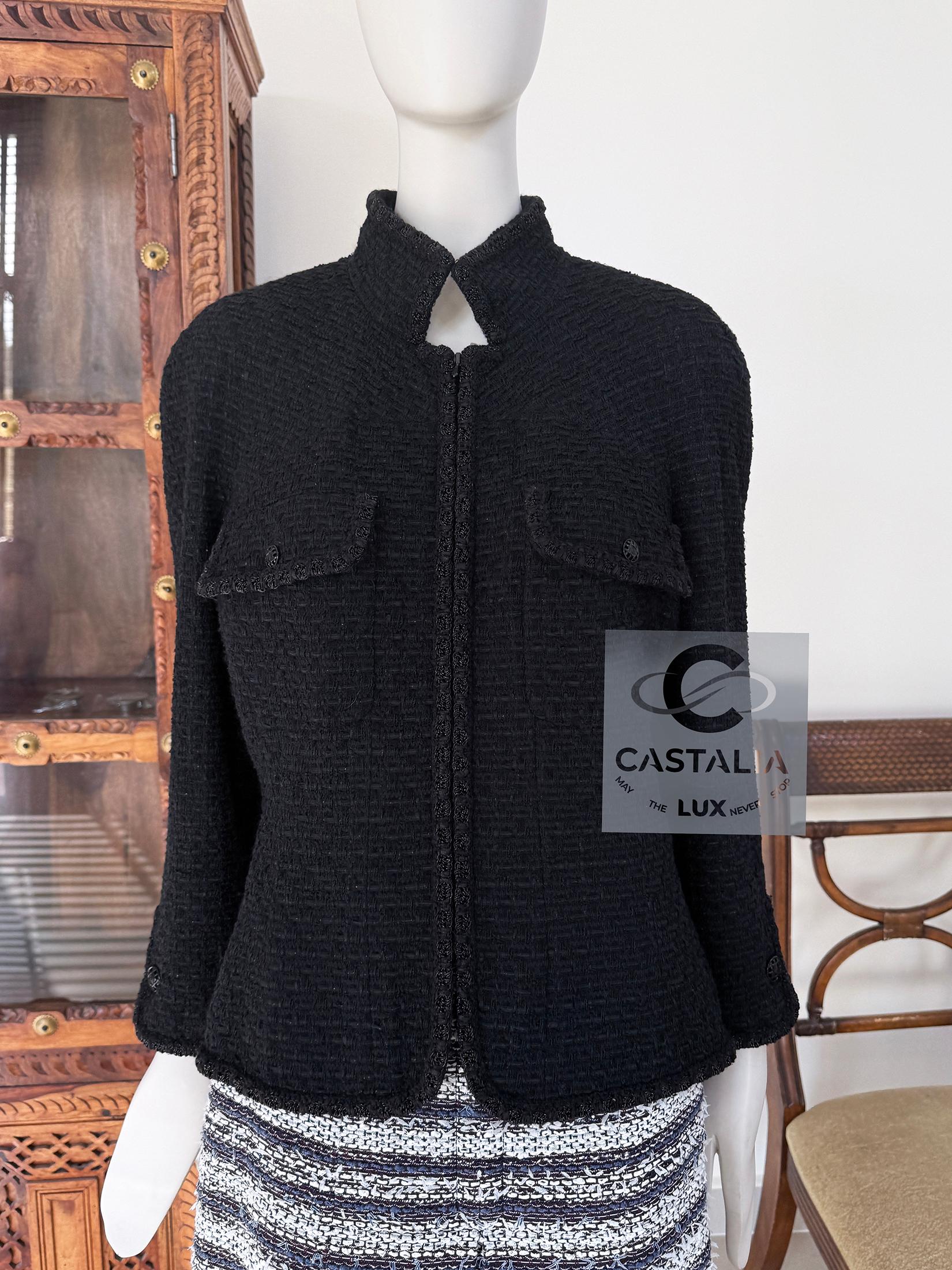 CHANEL Chaqueta intemporal de tweed negro con botones CC 44 FR en venta 2
