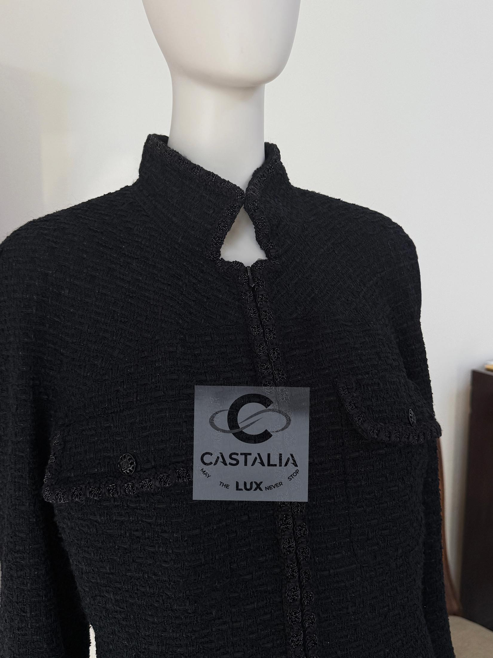 CHANEL Chaqueta intemporal de tweed negro con botones CC 44 FR en venta 3