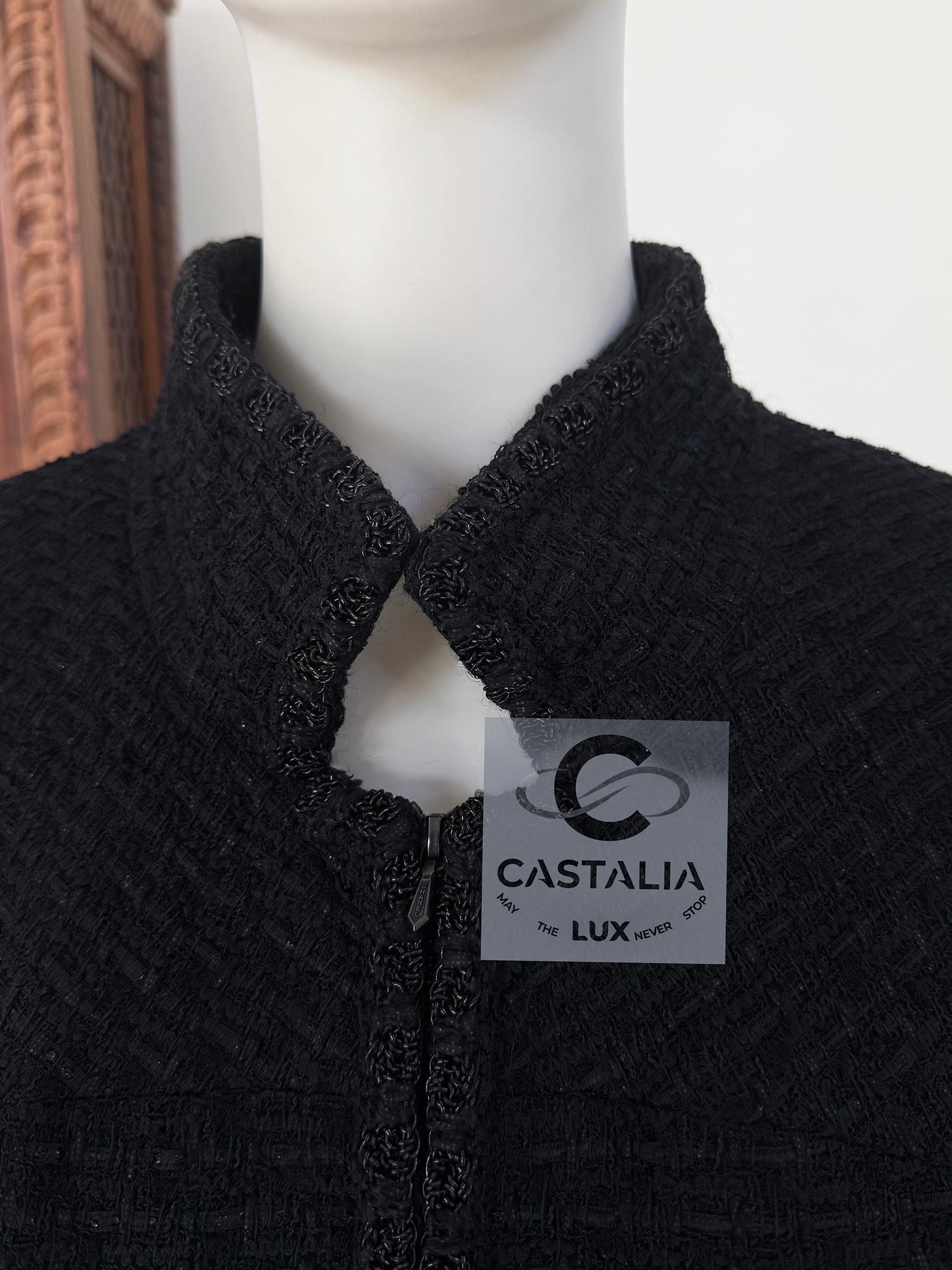 CHANEL Chaqueta intemporal de tweed negro con botones CC 44 FR en venta 4