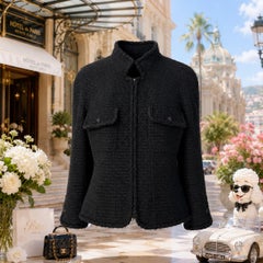 CHANEL Veste intemporelle en tweed noir avec boutons CC 44 FR