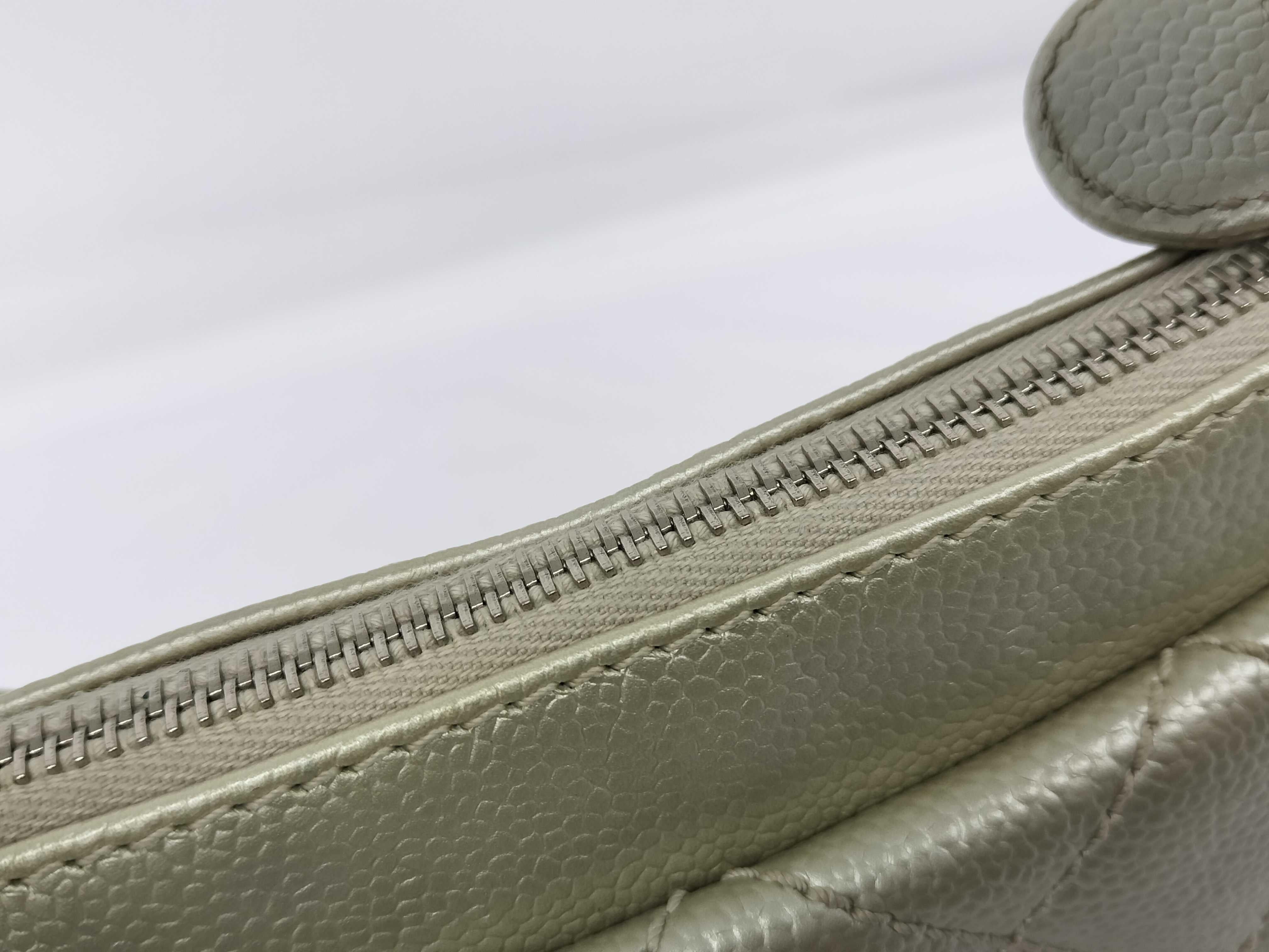 Chanel Timeless Kaviar Hobo Tasche in neutralem Perlenleder mit silberner Hardware im Angebot 5