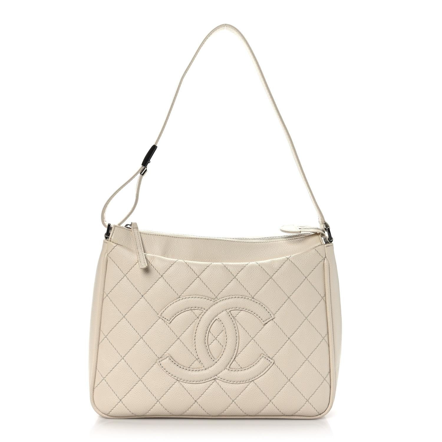 Die Timeless Hobo aus strapazierfähigem Kaviarleder in einem schicken, neutralen Farbton ist ein raffiniertes Accessoire aus der Ära von Karl Lagerfeld bei Chanel. Die charakteristische Rautensteppung wird durch ein großes, tonal gesticktes CC-Logo