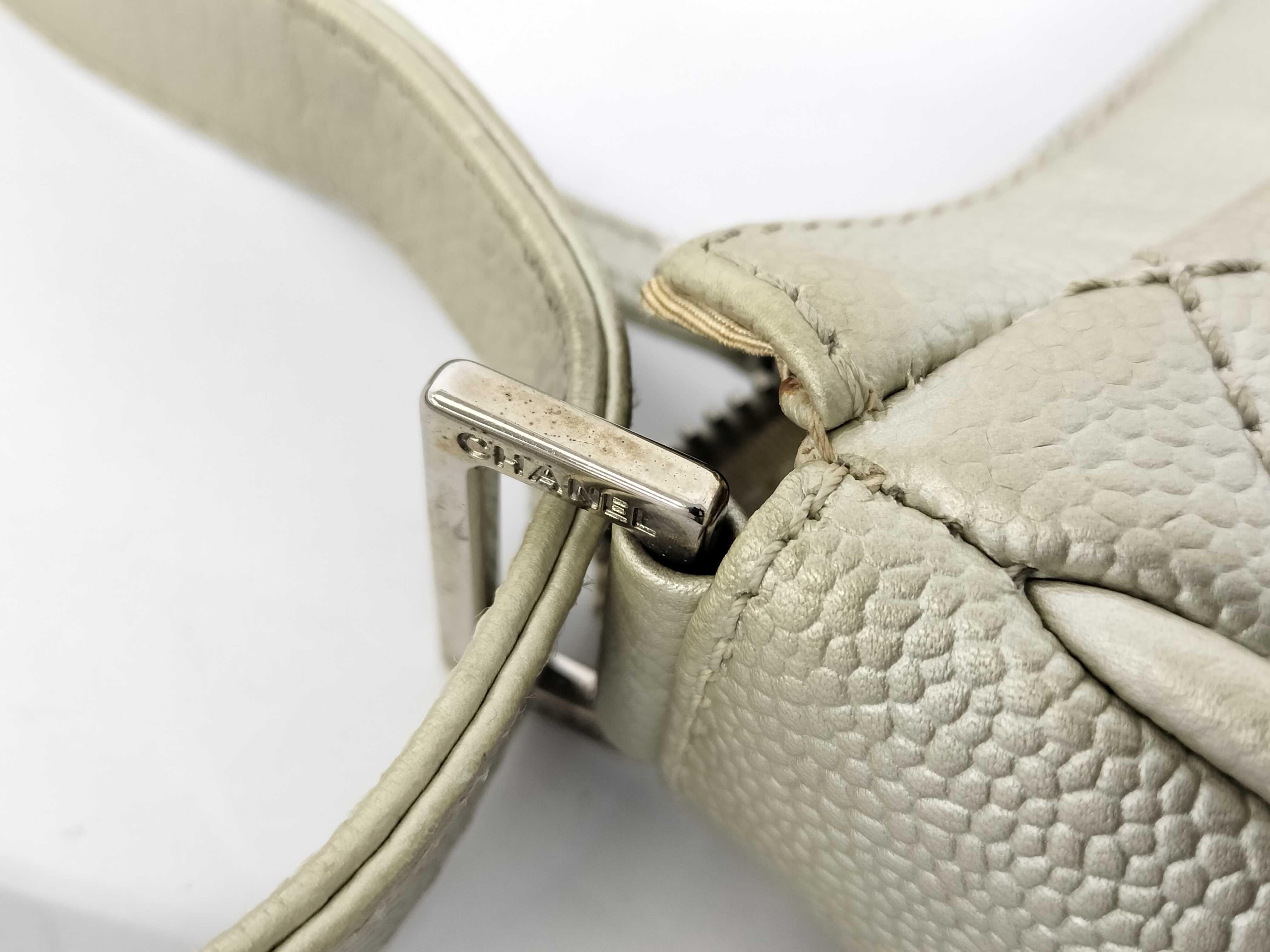 Chanel Timeless Kaviar Hobo Tasche in neutralem Perlenleder mit silberner Hardware für Damen oder Herren im Angebot