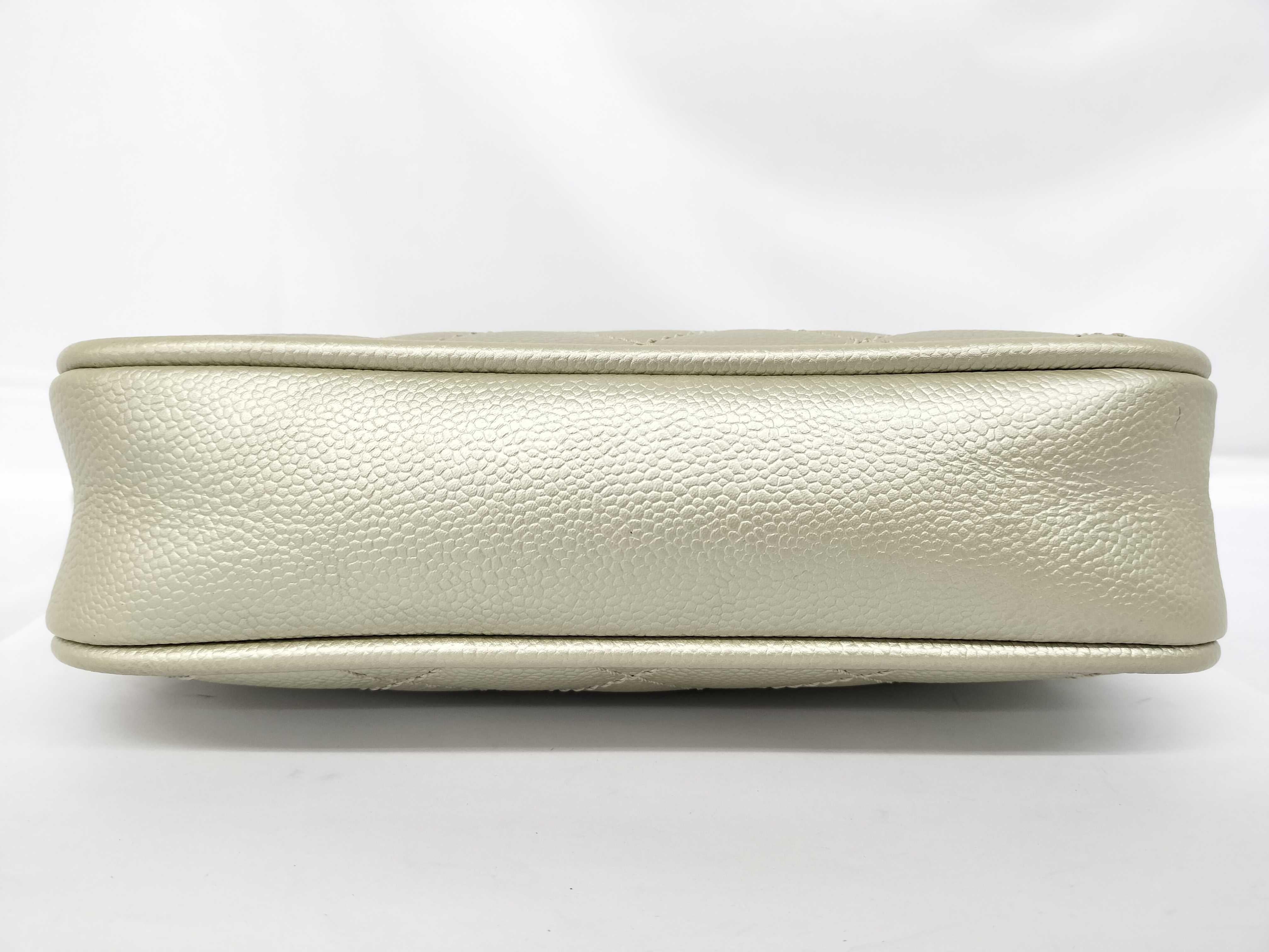 Chanel Timeless Kaviar Hobo Tasche in neutralem Perlenleder mit silberner Hardware im Angebot 4