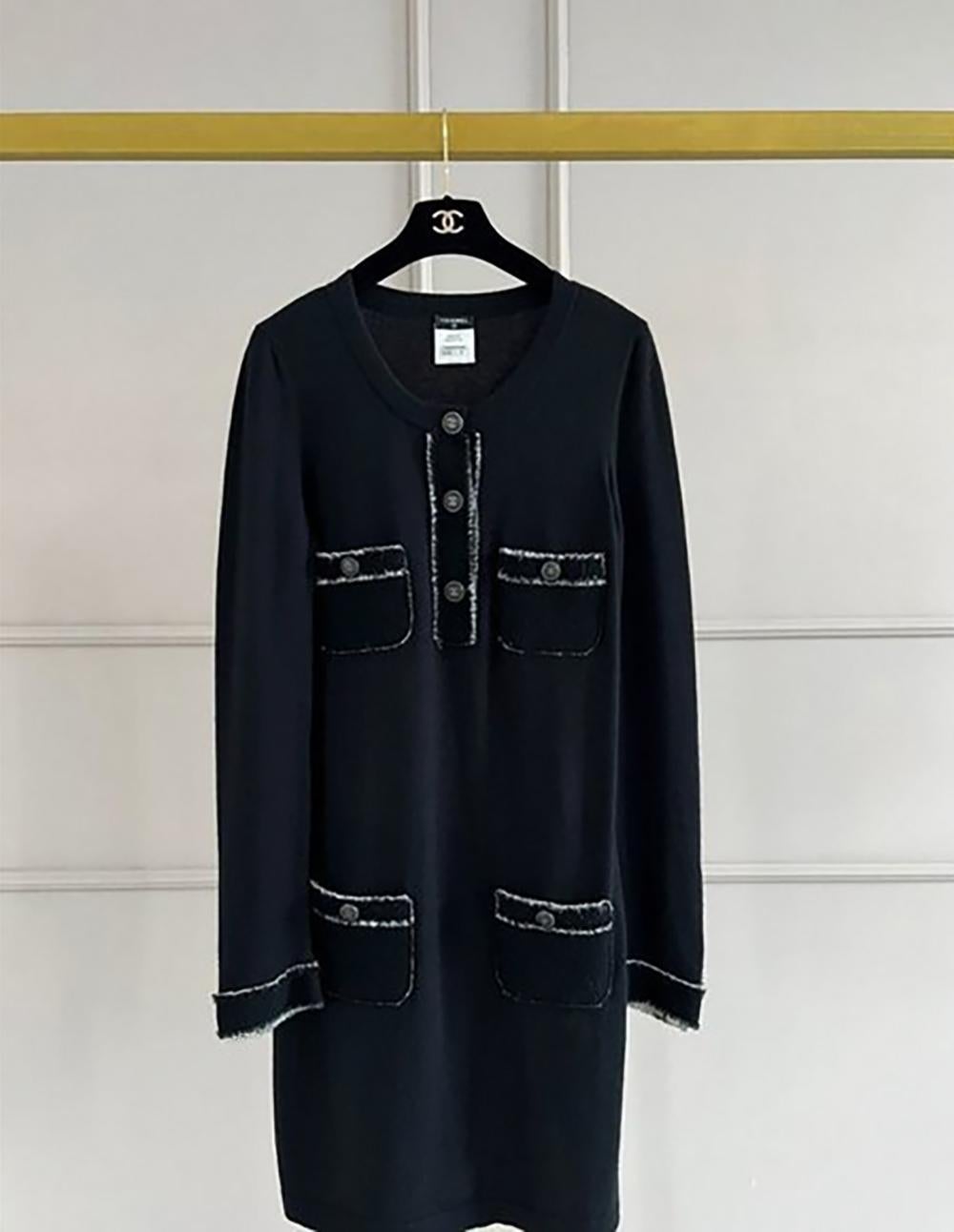 Timeless cashmere dress Chanel featuring brand's most iconic 4-patch-pockets silhouette
- CC logo wooden buttons at front, pockets and cuffs
- extra soft cashmere texture
Size mark 40 FR / Condition: pristine