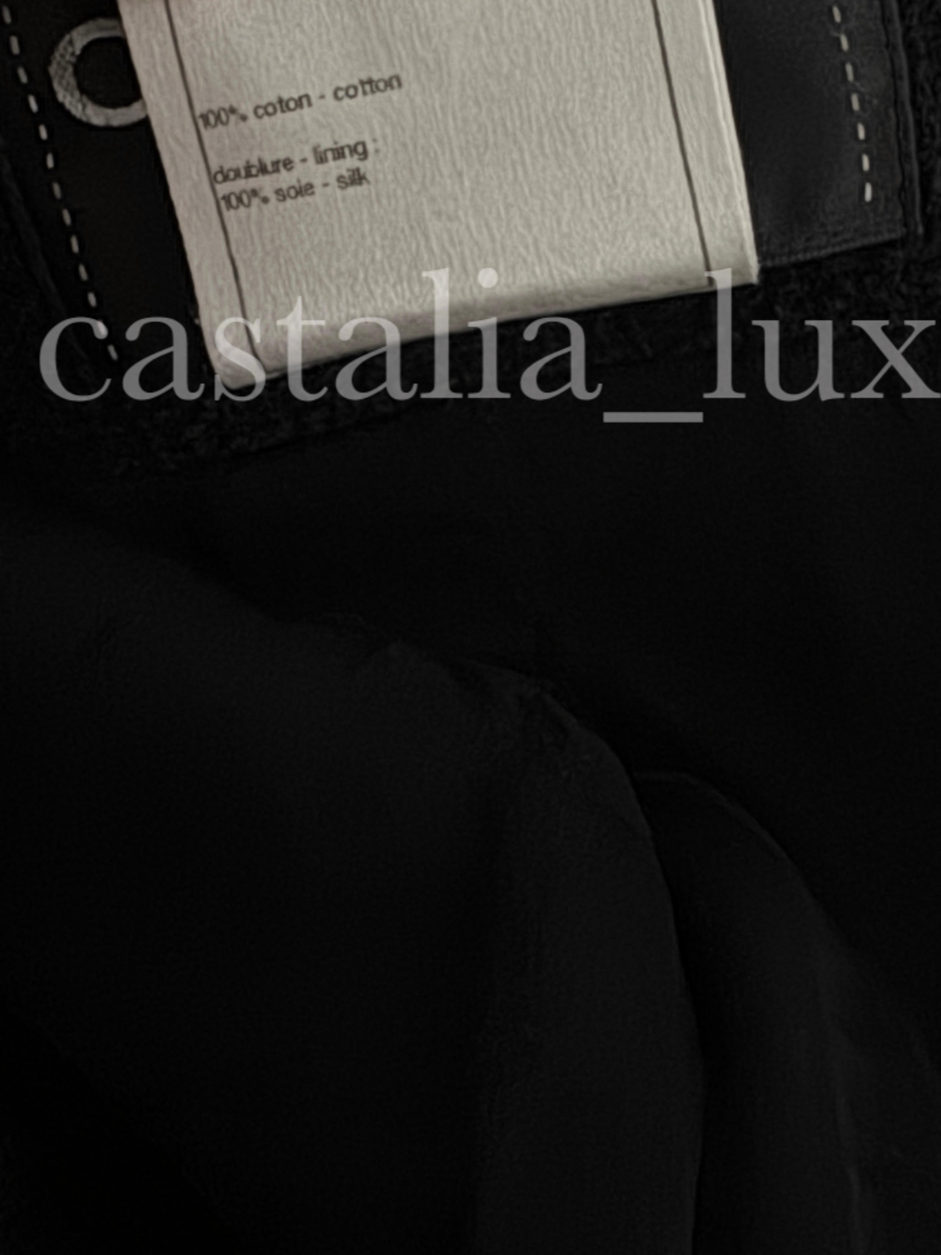 Chanel - Timeless - Veste en tweed noir à boutons CC en vente 6
