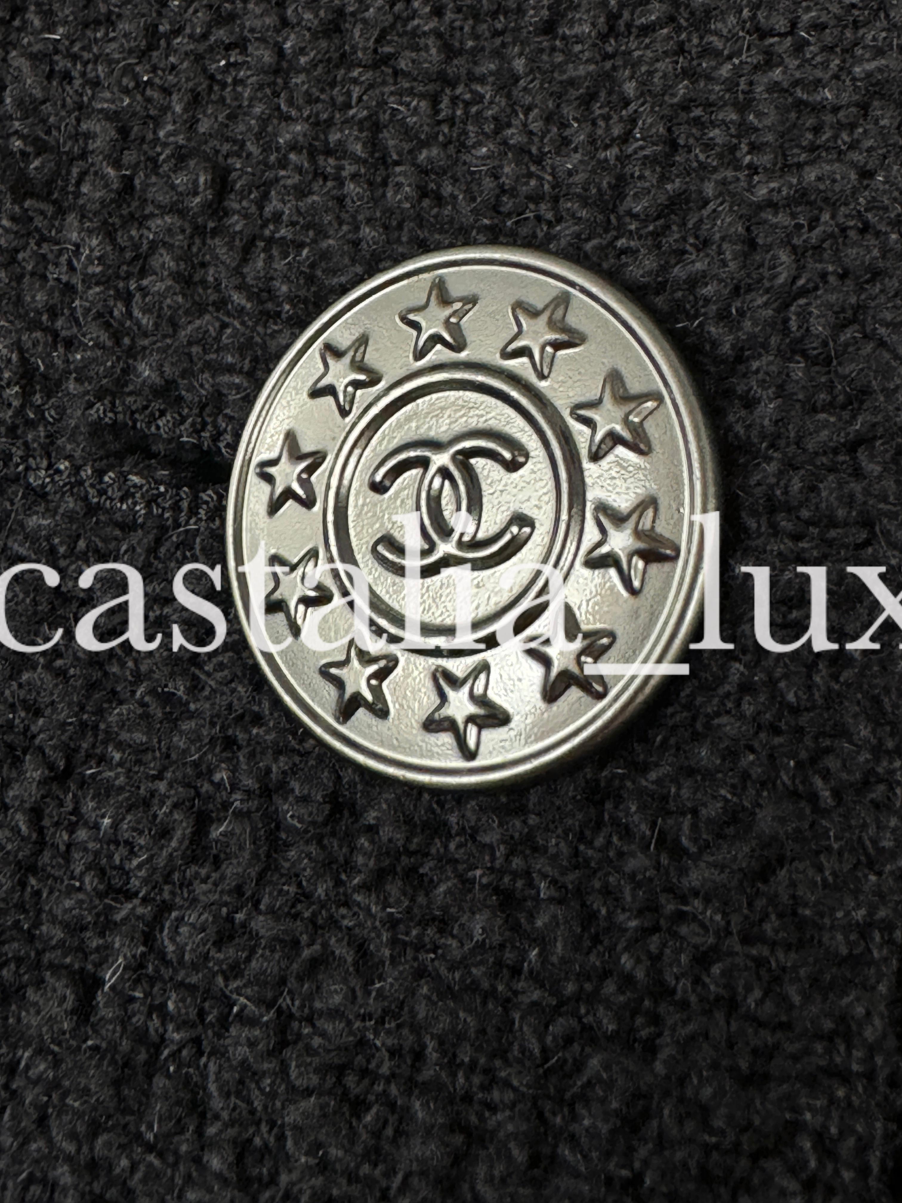 Chanel - Timeless - Veste en tweed noir à boutons CC en vente 1