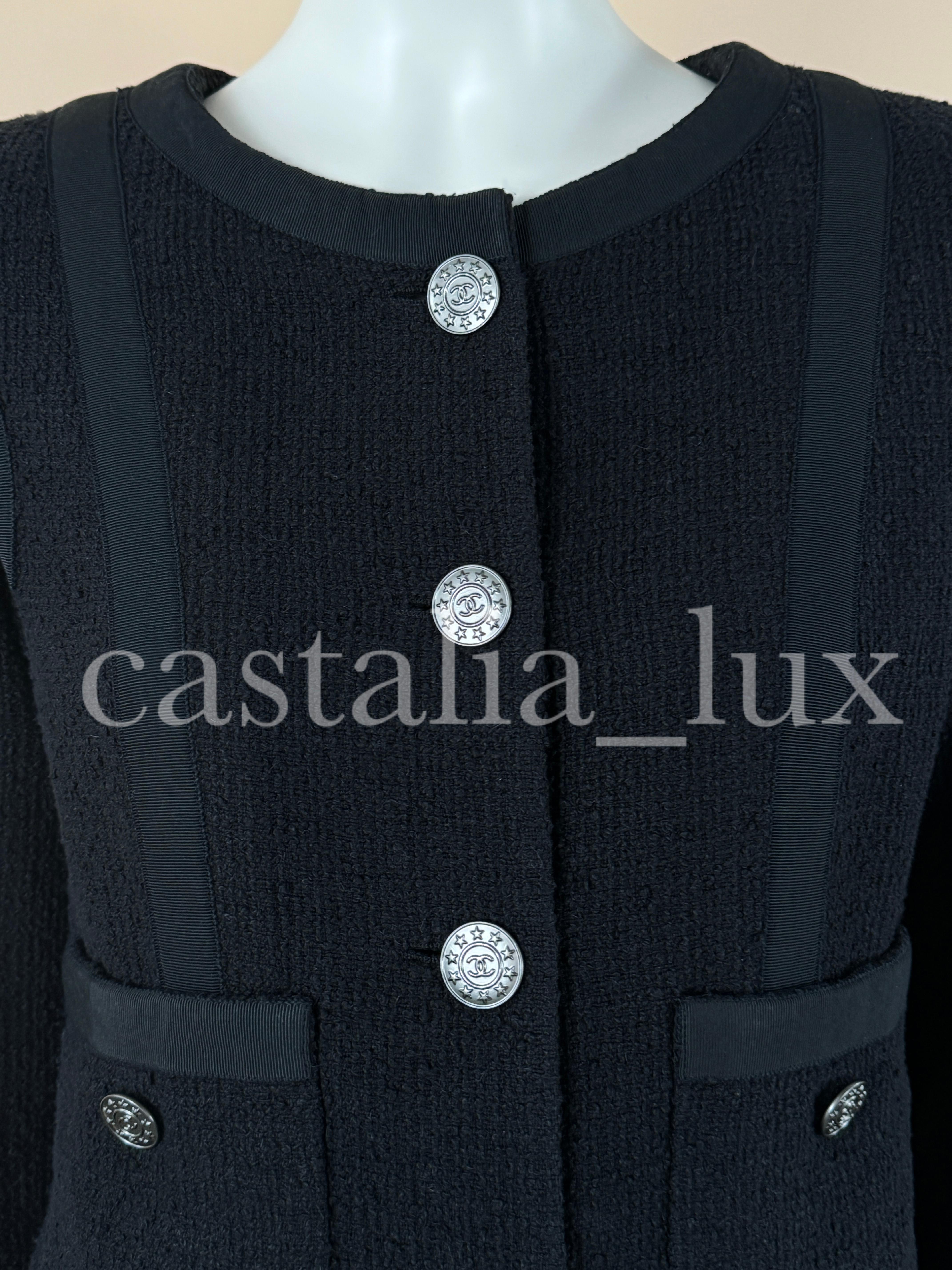 Chanel - Timeless - Veste en tweed noir à boutons CC en vente 4