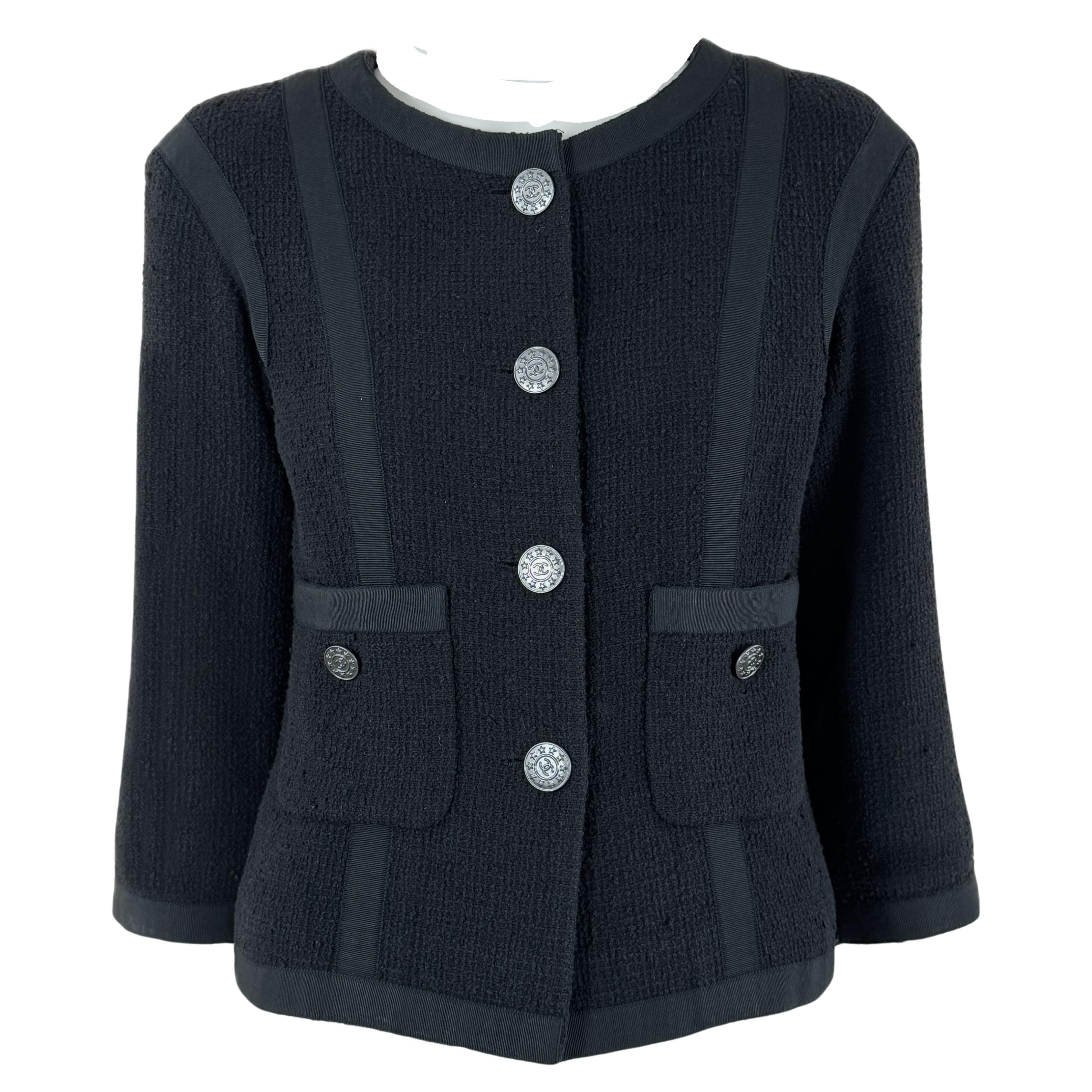 Chanel - Timeless - Veste en tweed noir à boutons CC en vente